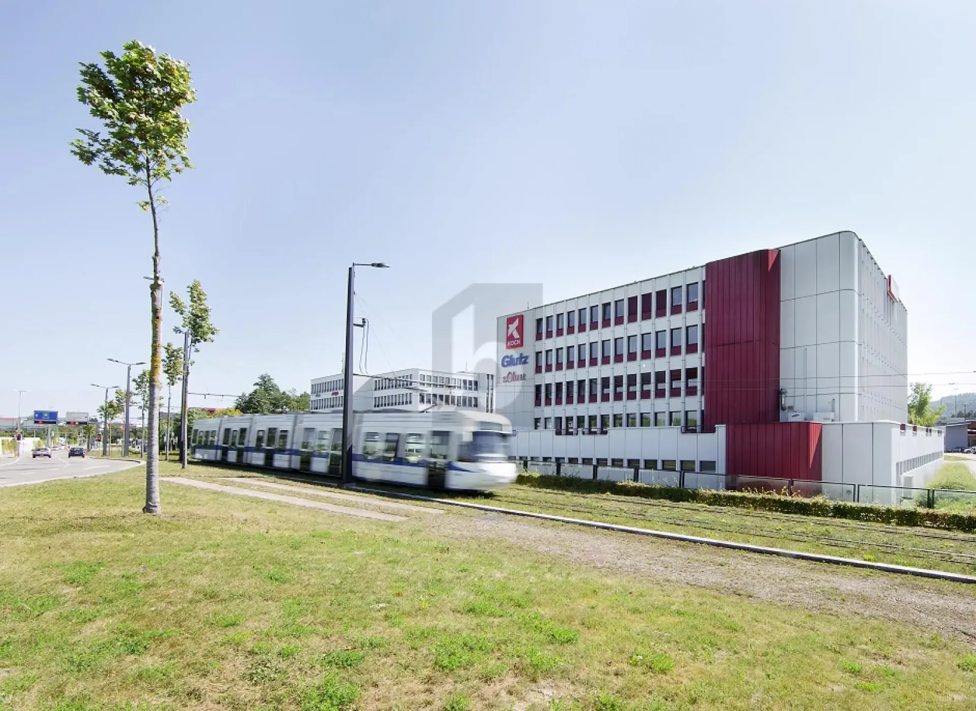 GROSSZÜGIG MIT VIELEN TIEFGARAGENPARKPLÄTZEN