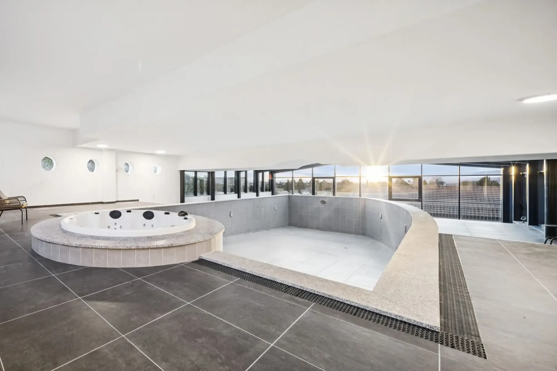 Exceptional 8.5-room villa, lake and Alpine views, 9 underground parking spaces