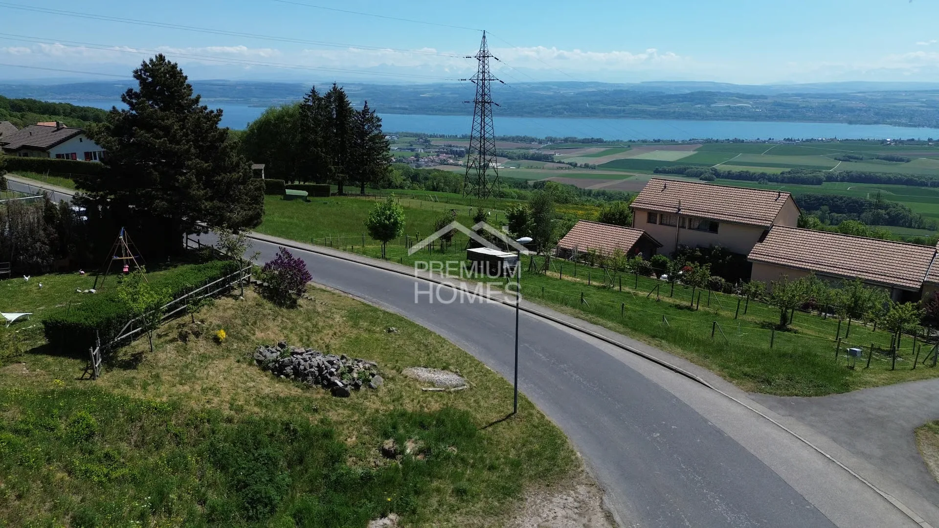 Terrain mit Seeblick