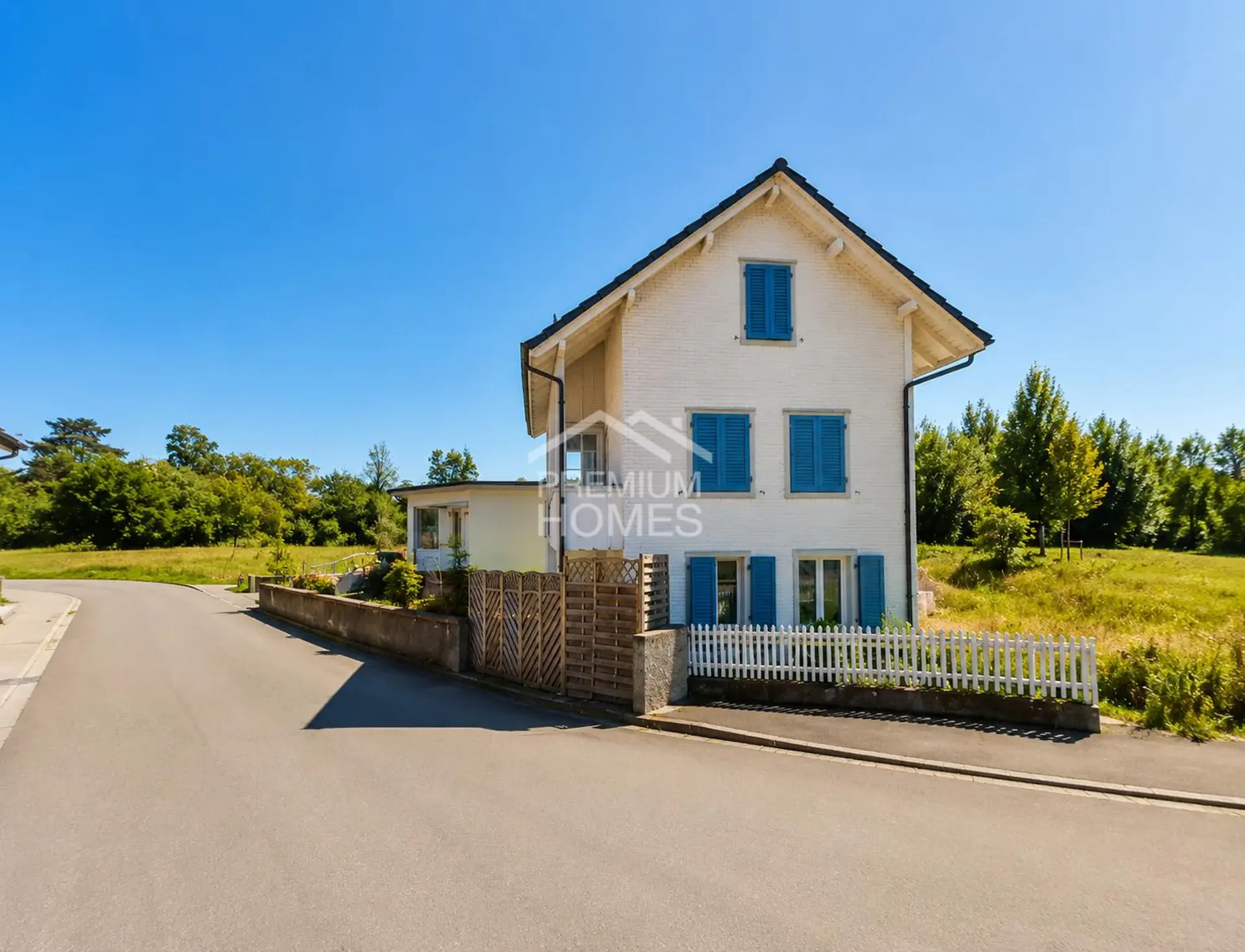 Versatile multi-generation house with potential in top location