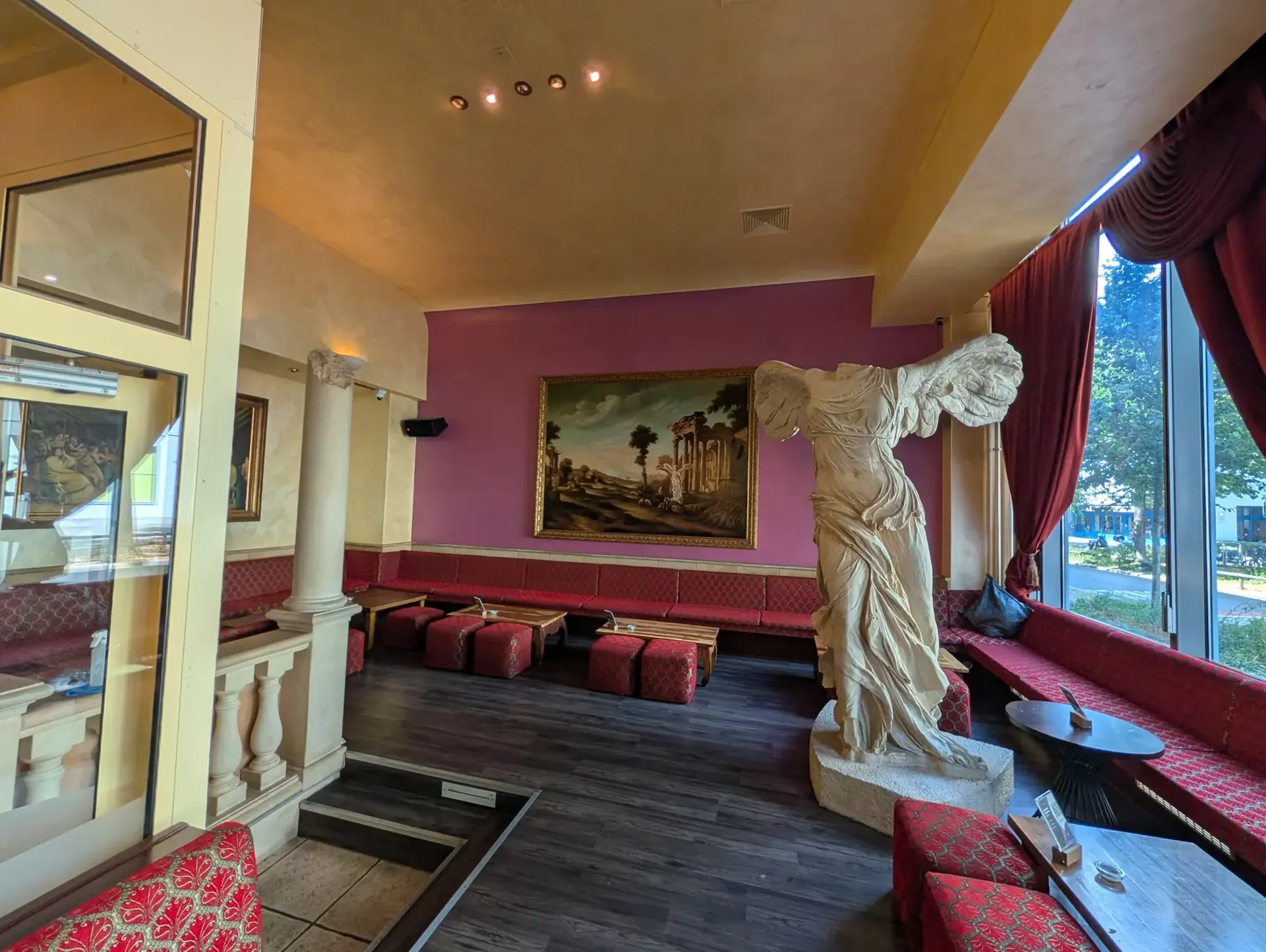 Etablierte Lounge-Bar Basilica in Zürich-West