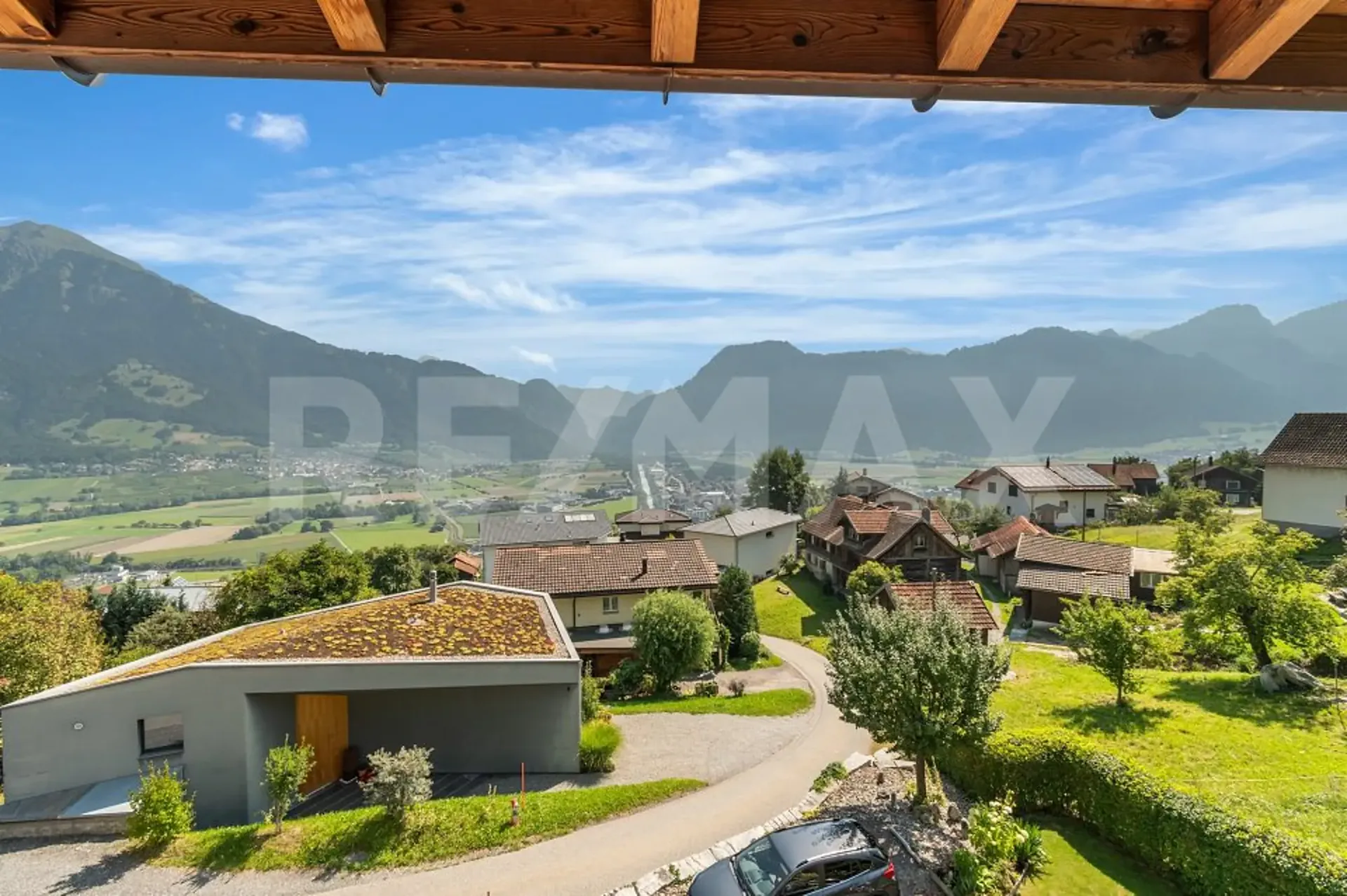 Spacious 6½-room maisonette apartment with garden and beautiful views