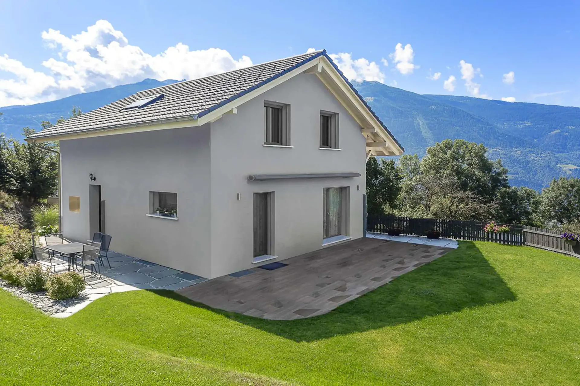 Zweifamilienhaus mit 4,5 Zimmern und Garten in Mollie-Margot