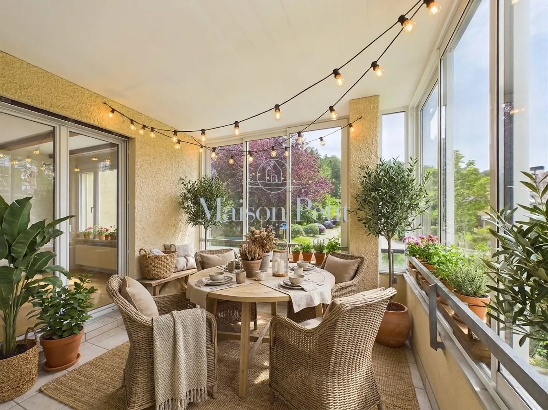 Parfait pour les petites familles, les couples ou les célibataires - à Ebmatingen, 96m2 d'espace de vie avec loggia vitrée cherche de nouveaux propriétaires.