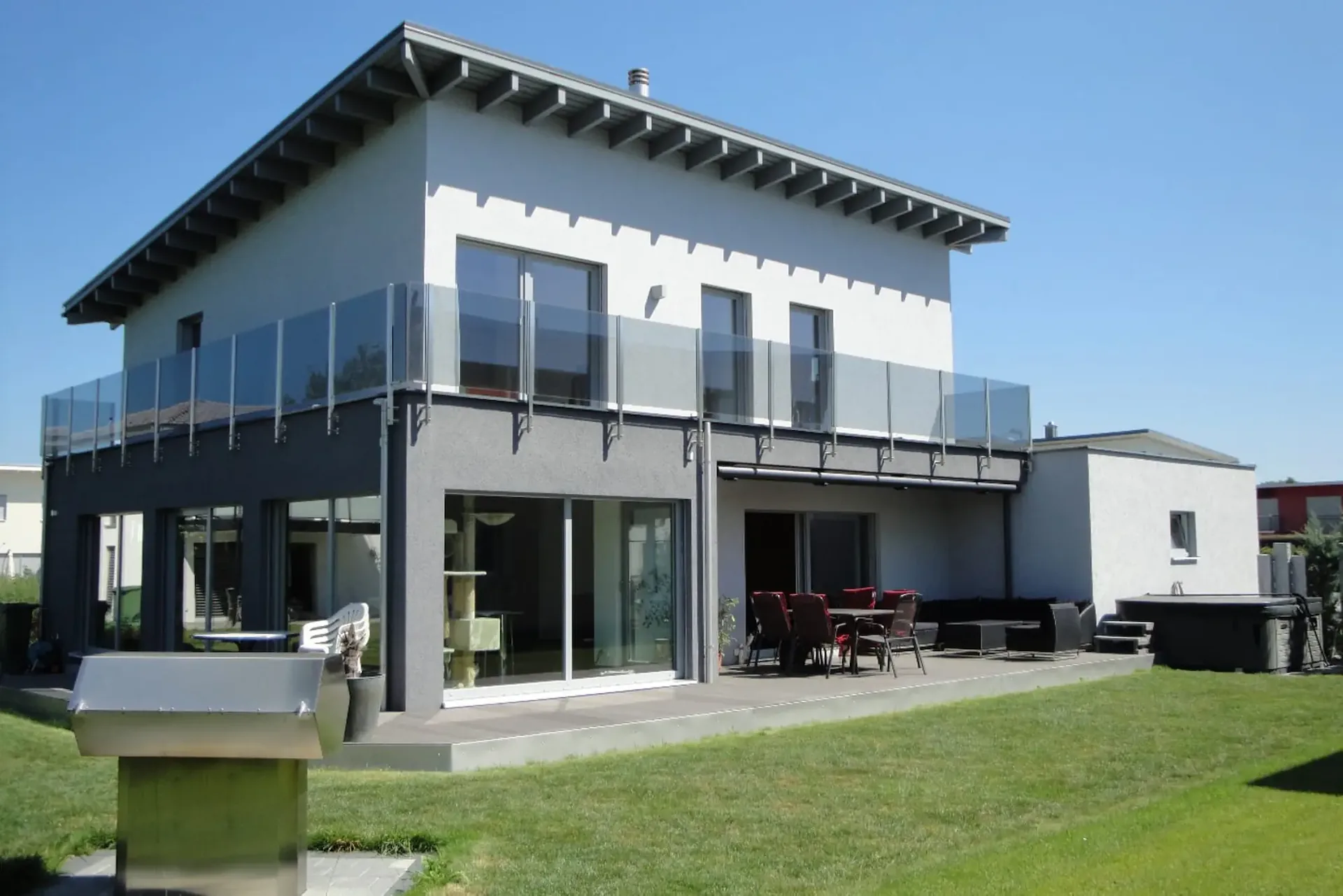 7.5-Room Single-Family House with Balcony & Garden in Kriegstetten for Sale