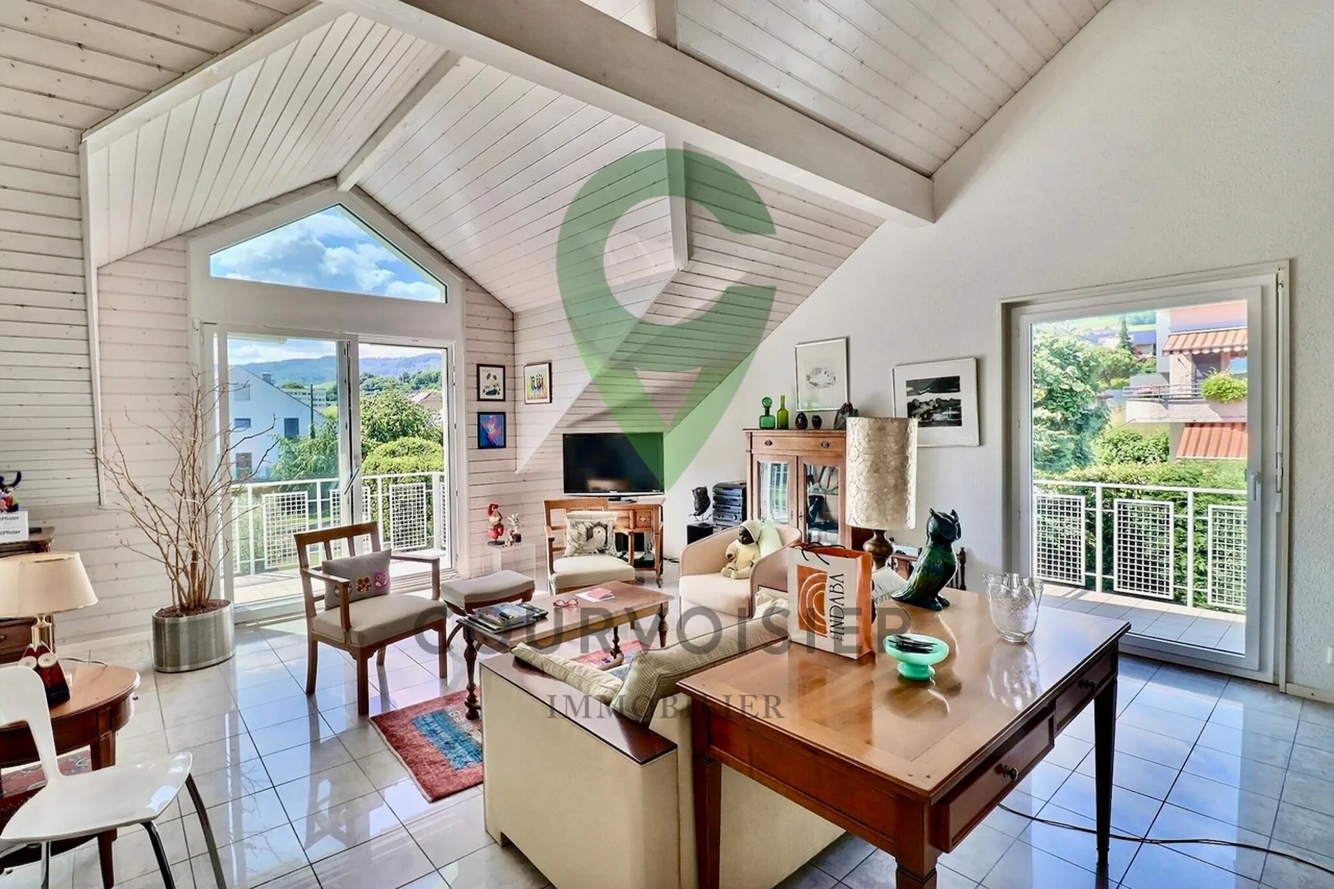Spacious attic with 3.5 rooms and lovely unobstructed view of the lake