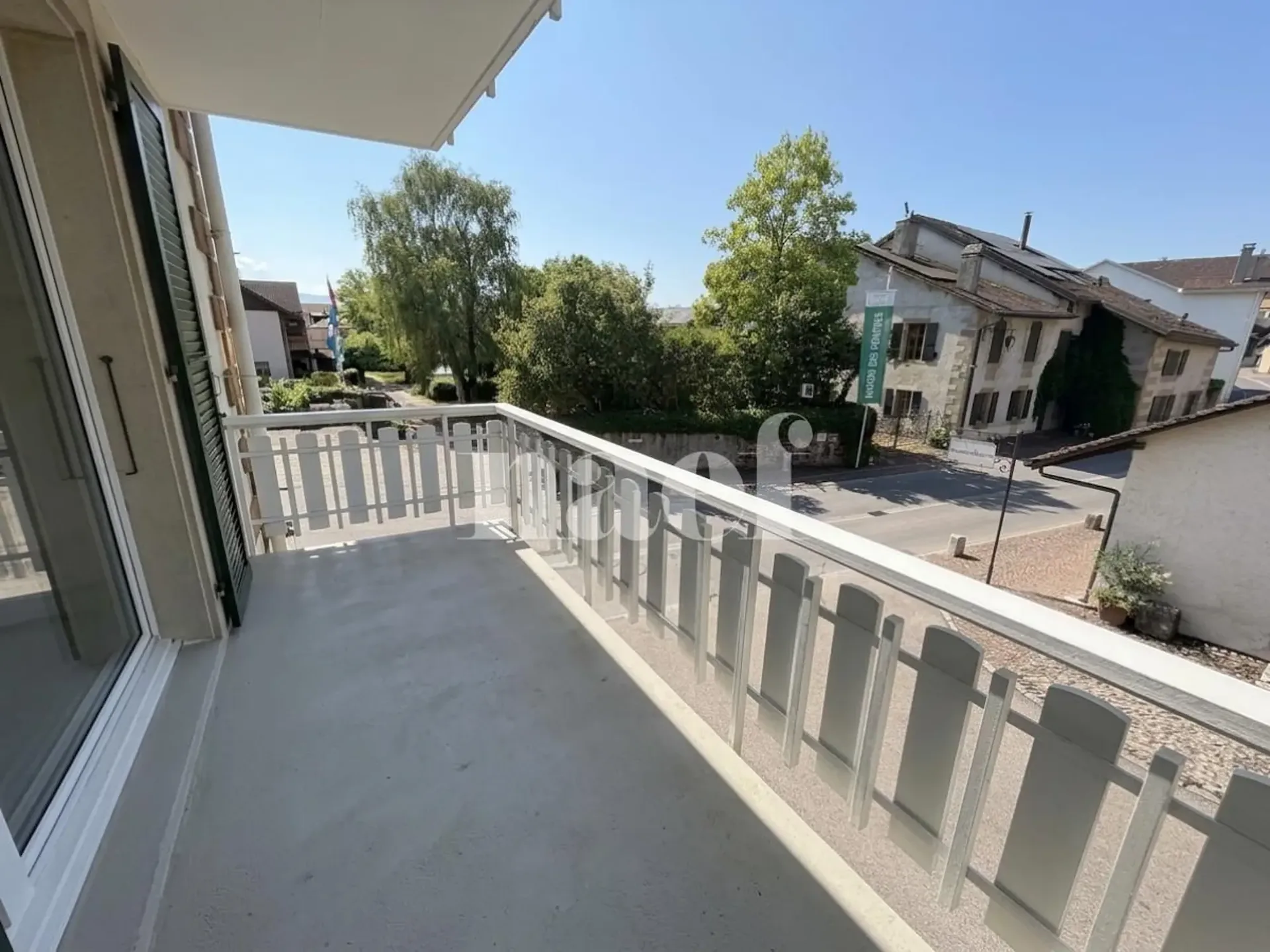 Geräumiges, vollständig renoviertes Doppelhaus mit 6 Zimmern im 1. Stock mit Balkon