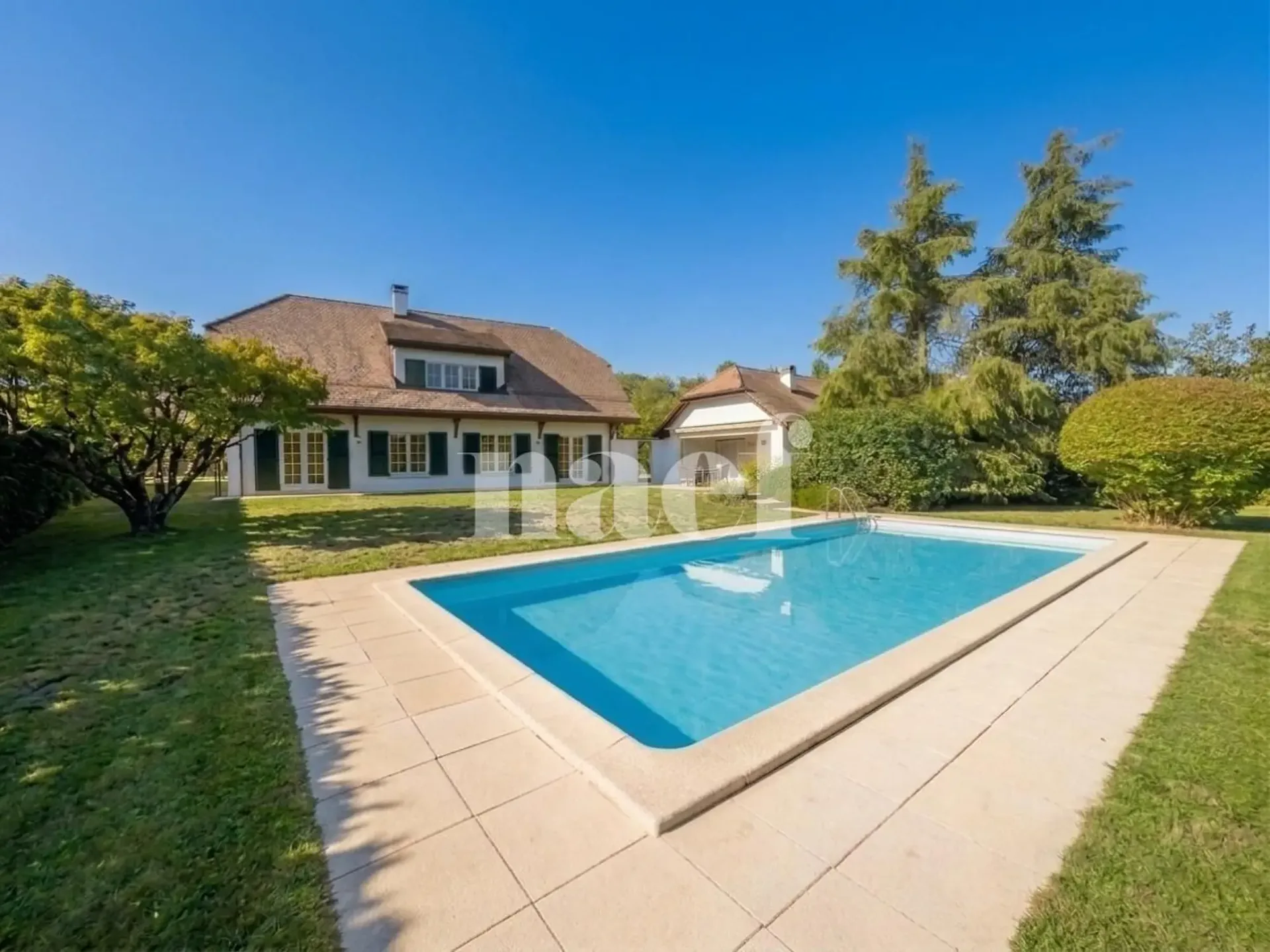 Bella villa individuale e familiare parzialmente ristrutturata, di 6 locali con giardino e piscina