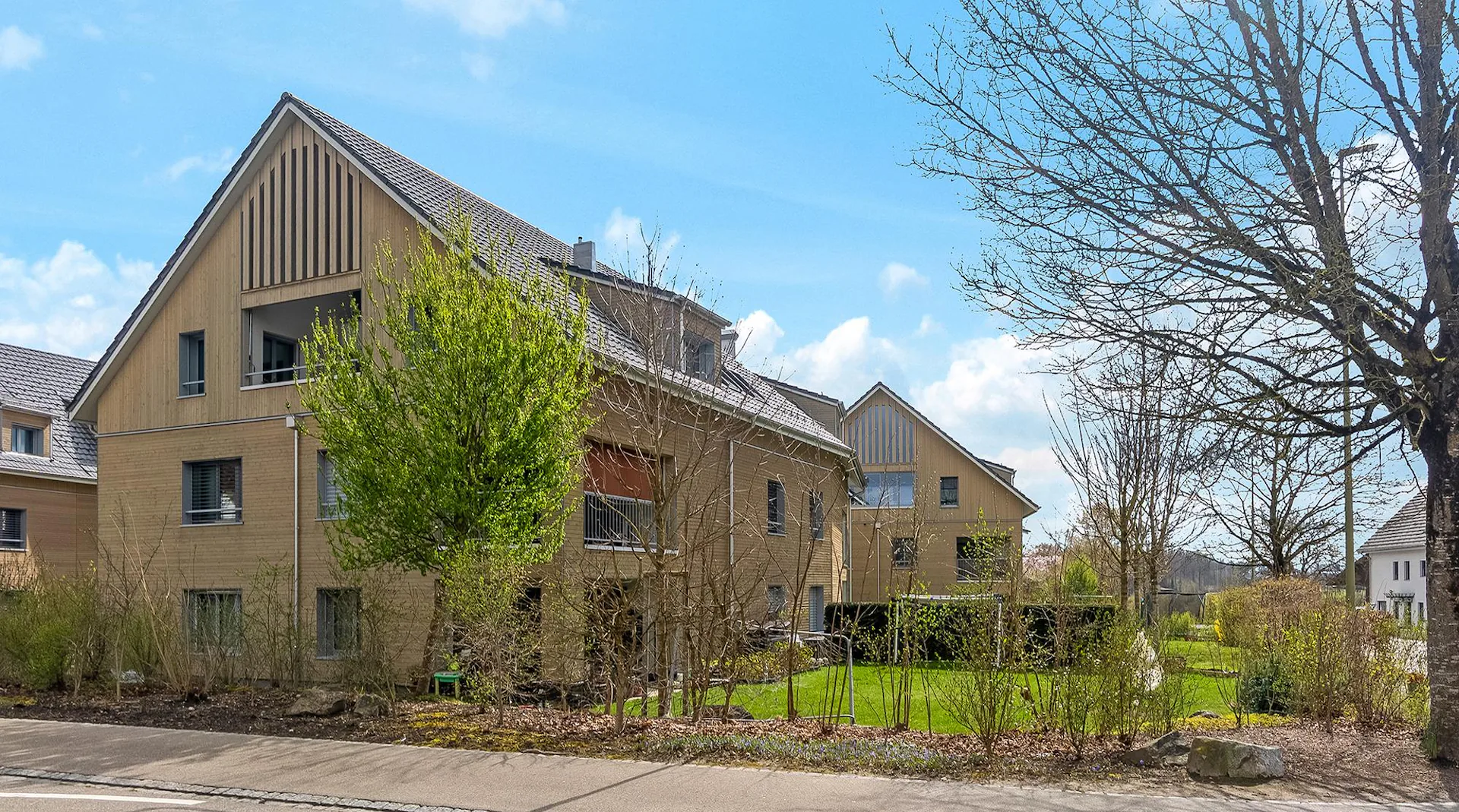 Living like in your own house - bright, spacious and private