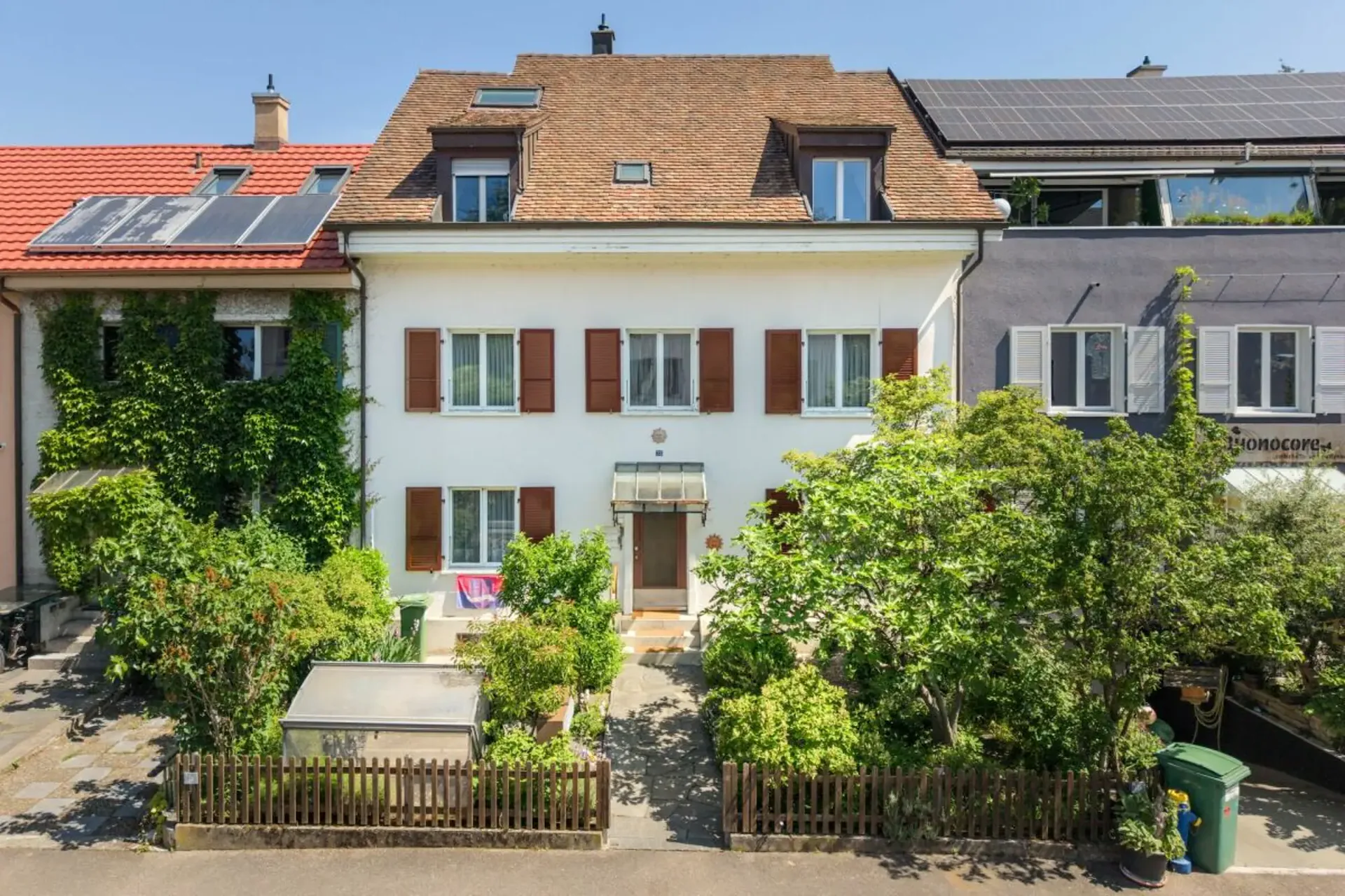 Maison multifamiliale entièrement louée avec 3 appartements et 2 garages