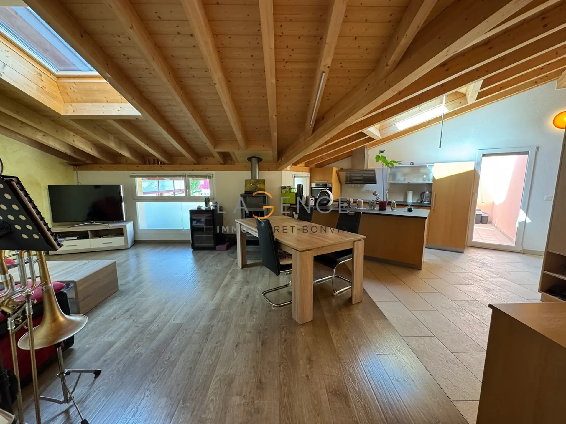 Attic apartment with 4.5 rooms, just a few steps from the train station