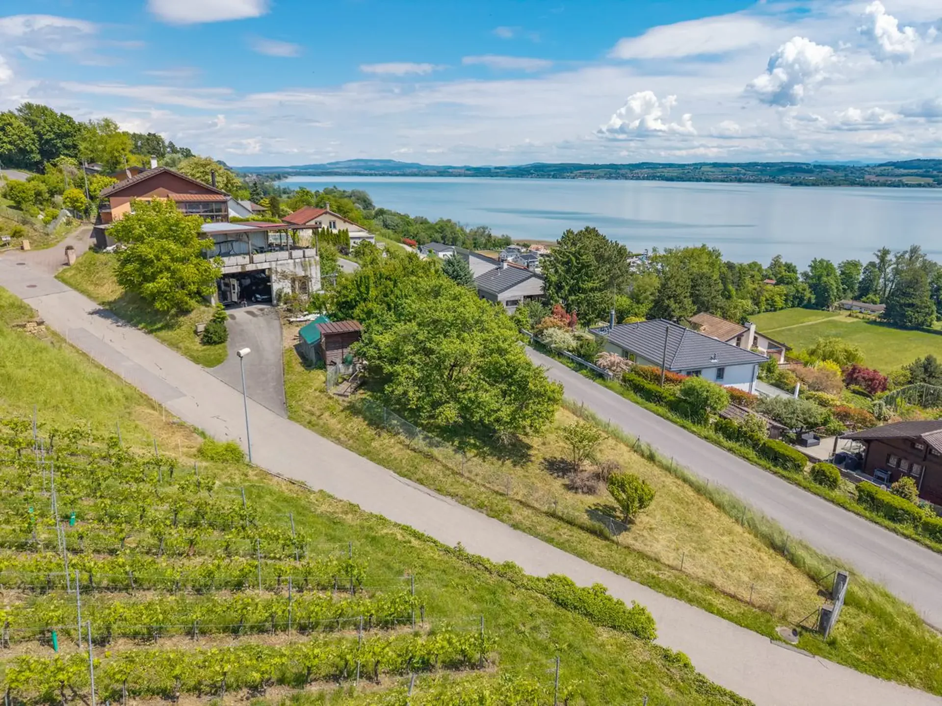 Prächtiges Grundstück mit Blick auf den Murtensee und Möglichkeit, eine Wohnung oder ein Haus zu bauen