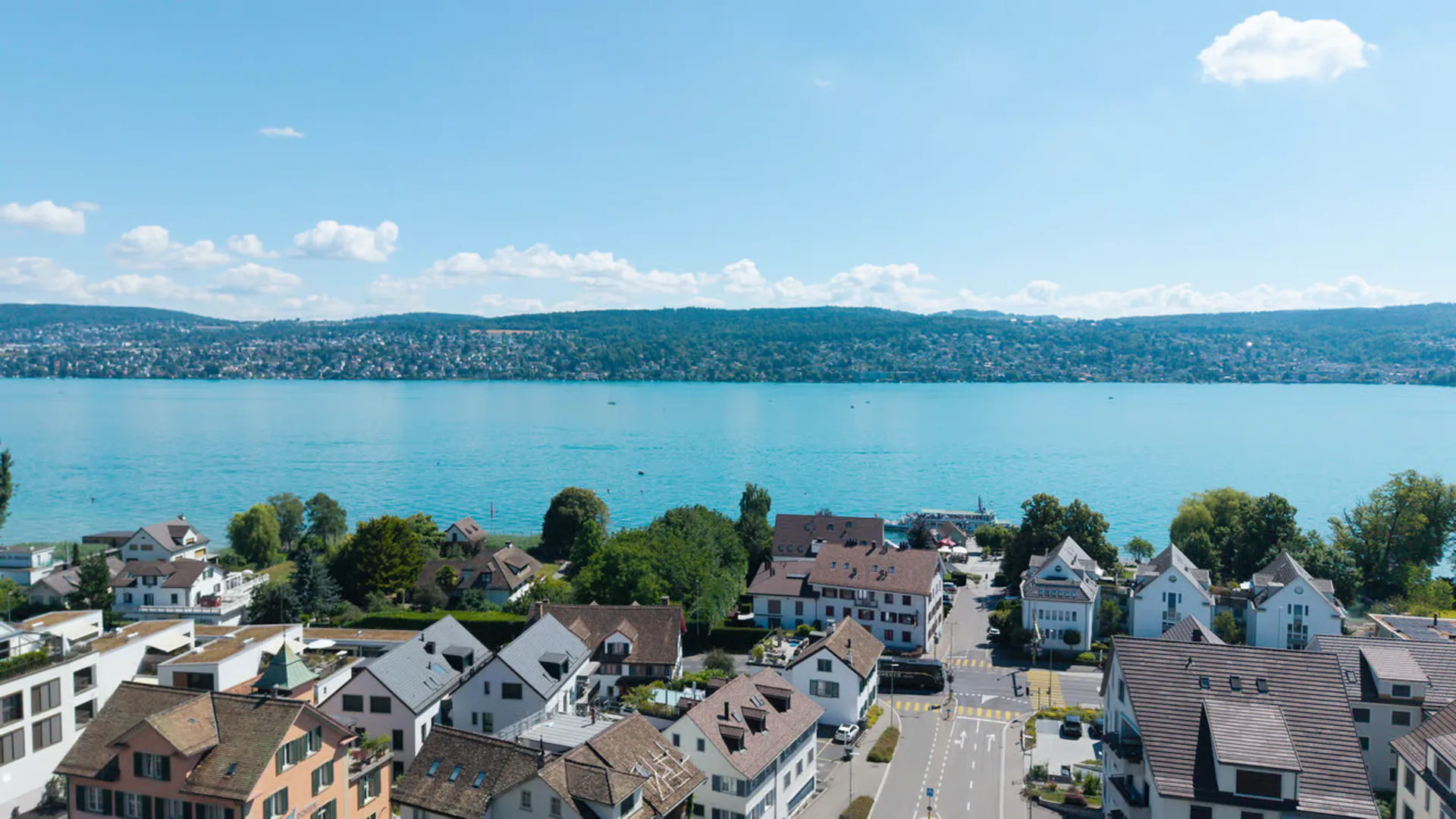Lakeside Grace - Where Architecture Meets Luxury