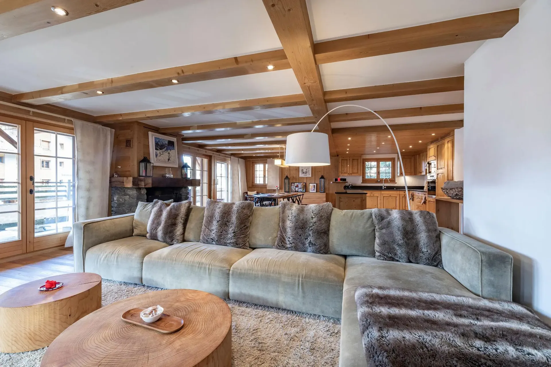 LOCATION SAISONNIÈRE: Geräumige, vollständig renovierte Wohnung mit 5 Zimmern und 5 Badezimmern, zentral in Verbier gelegen, mit Whirlpool und großer Terrasse mit Bergblick.