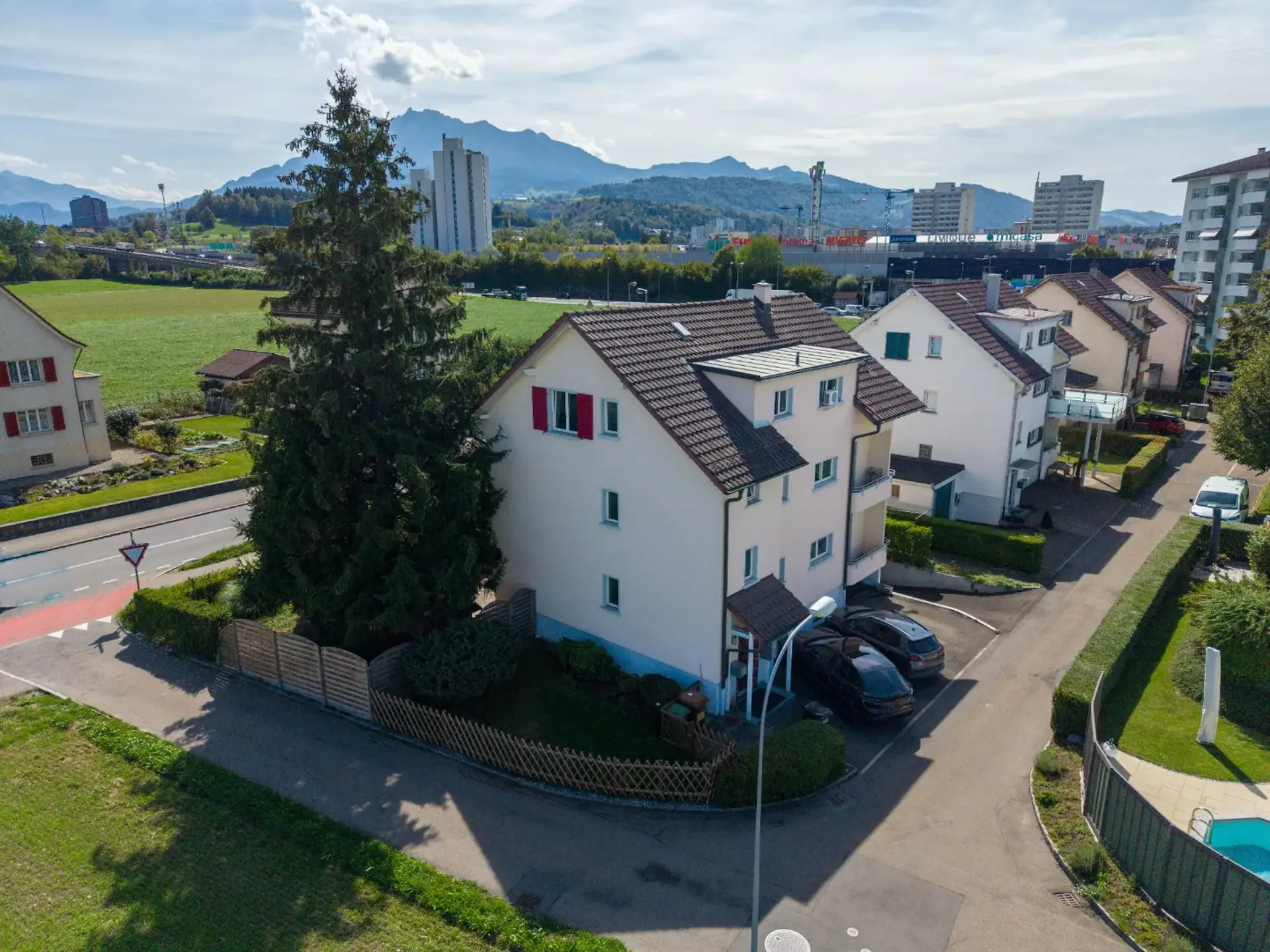 Maison de trois familles avec rendement et option de développement