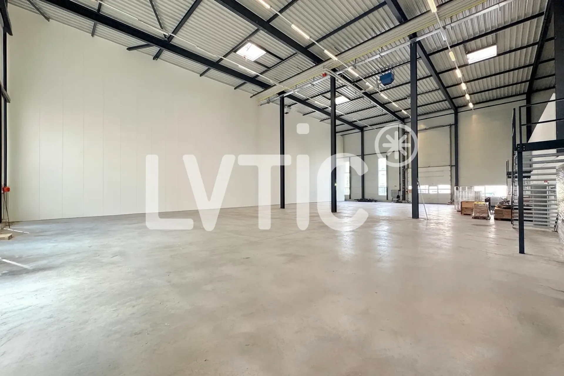 Lagerhalle, Lager, Halle von 950 m2 zur Miete in der Nähe von Sion - Vétroz