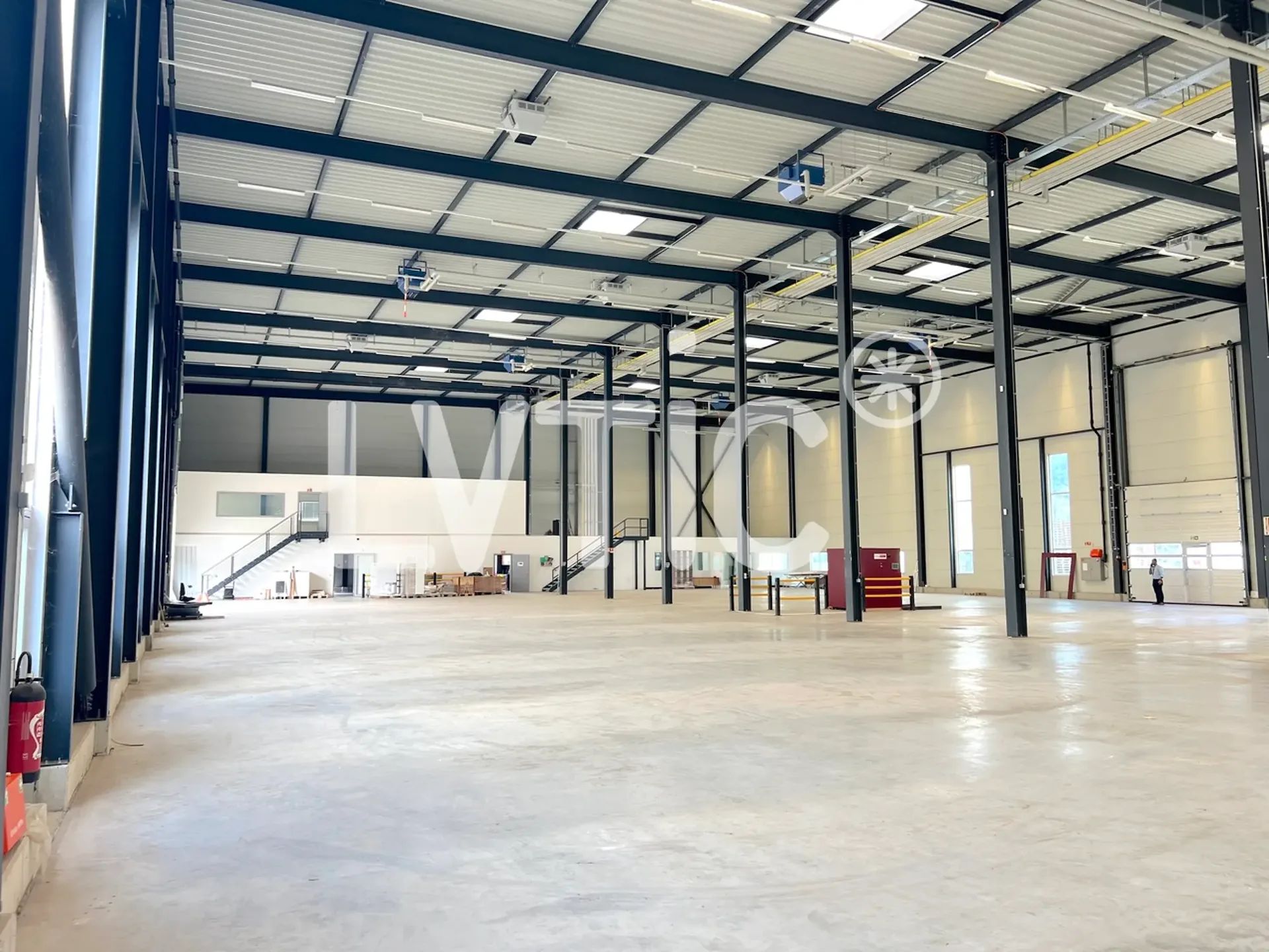 Industriehalle, 1080 m2 Bürofläche zur Miete in der Nähe von Sion - Vétroz