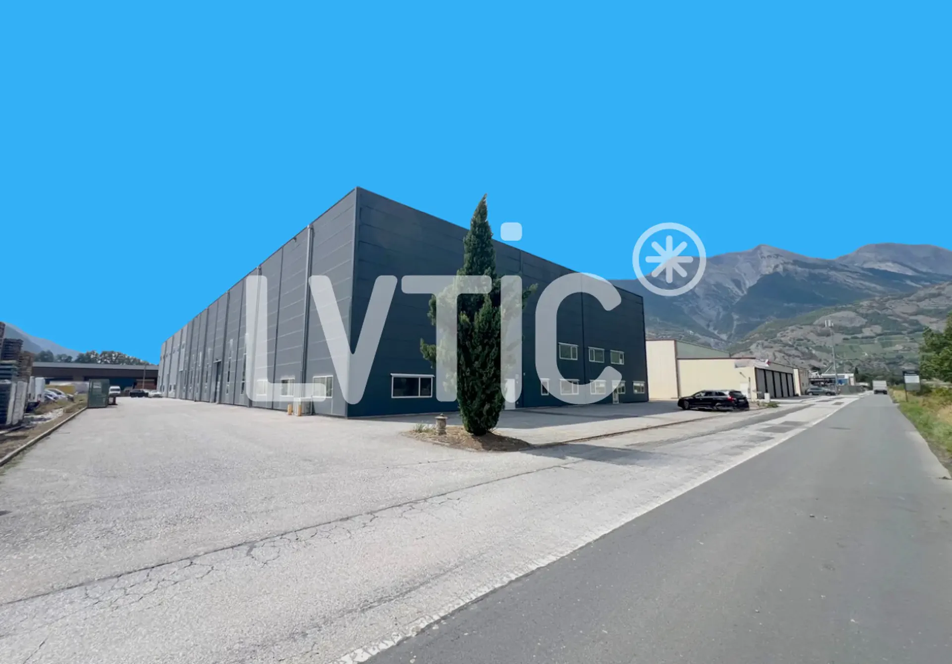 Industriehalle, 2030 m2 Bürofläche zur Miete in der Nähe von Sion - Vétroz