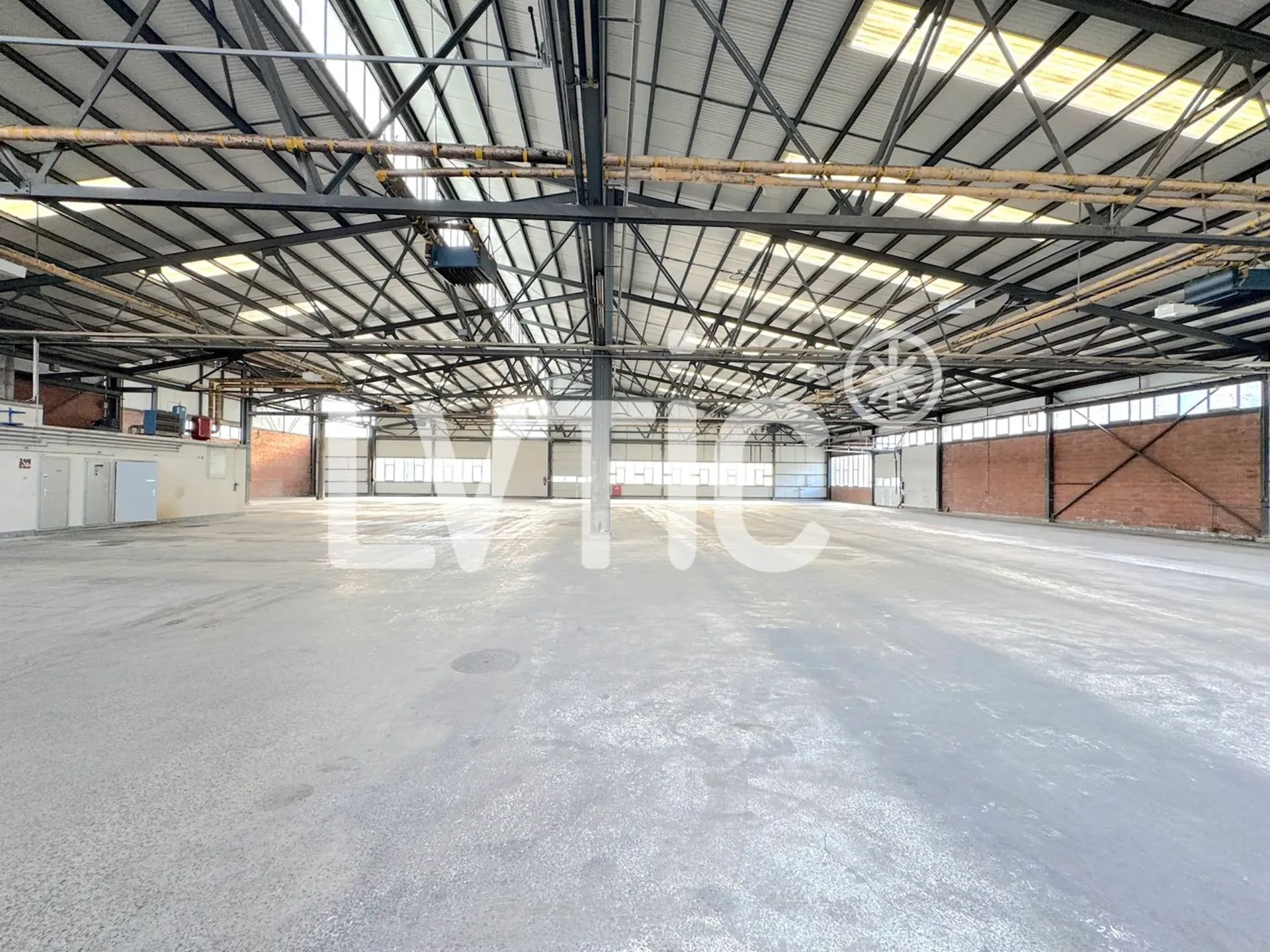Halle für Industrie, Büros und Außenflächen zur Miete in Aigle