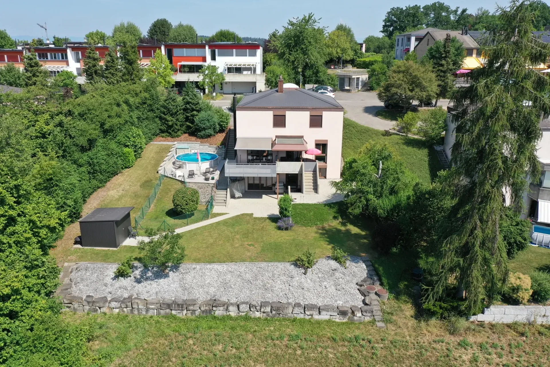Einzelvilla mit 2 Wohnungen, komplett renoviert