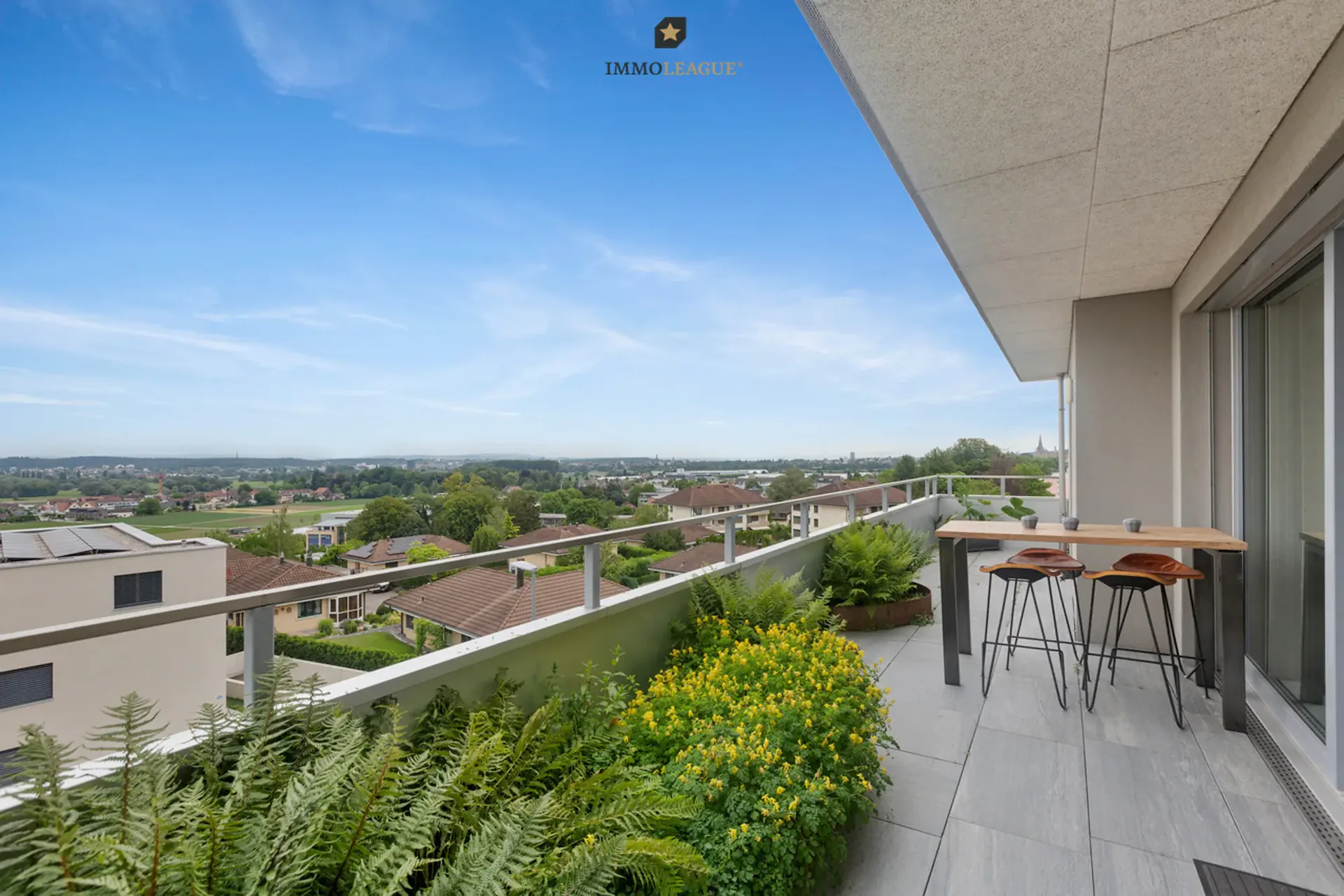 Appartement attique très recherché avec vue sur le lac, la campagne et le château de Castell.