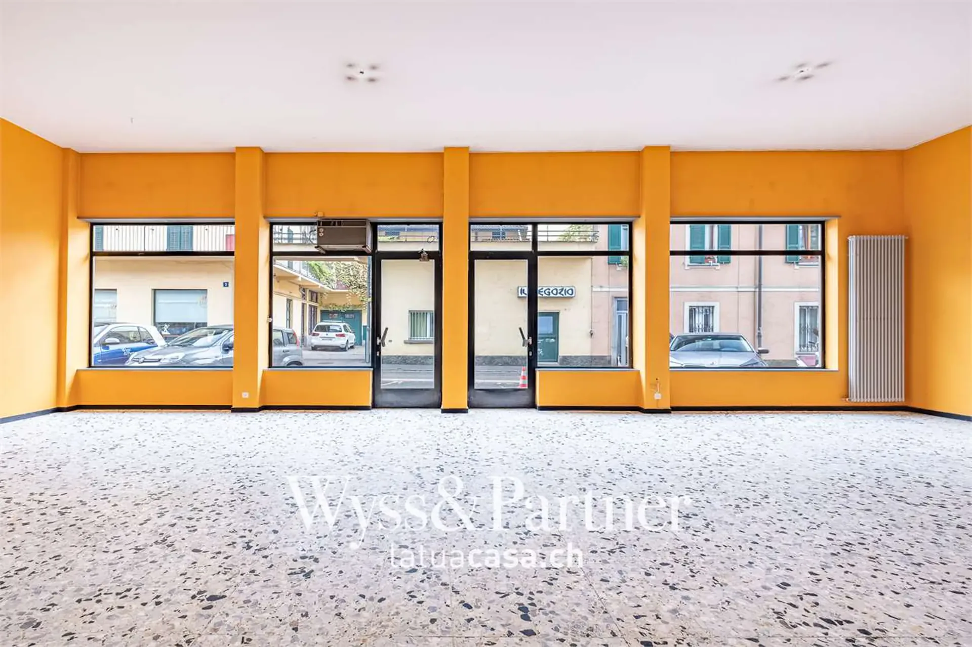 Chiasso - spazio commerciale con grande visibilità