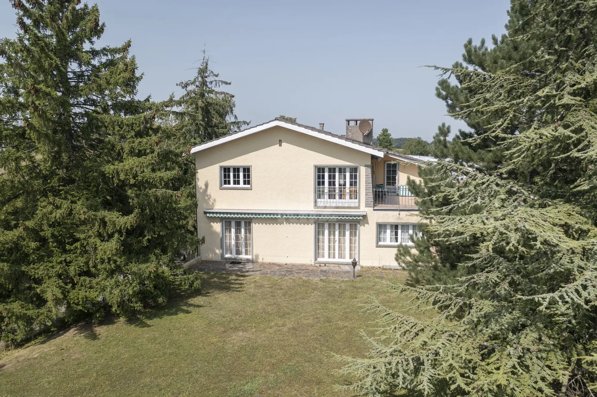 Charmantes Villa mit zwei Apartments und freier Sicht