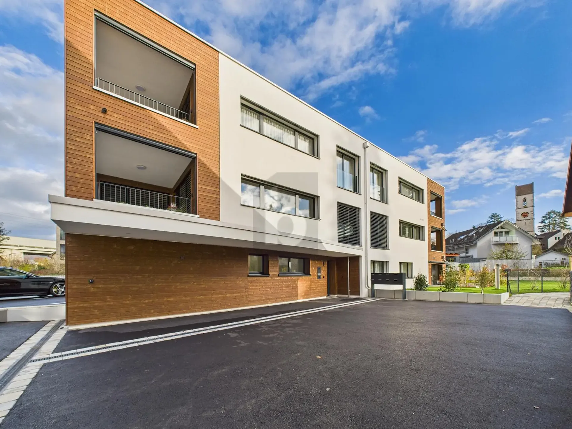 NOUVEAU BATIMENT, LUMINEUX ET MODERNE AU CENTRE DU VILLAGE!