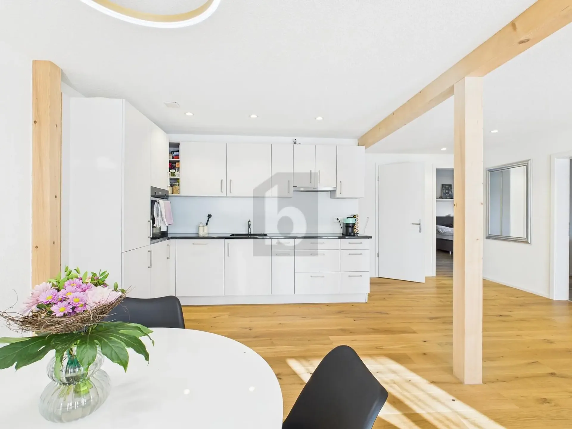 Sunny and spacious with style (11)