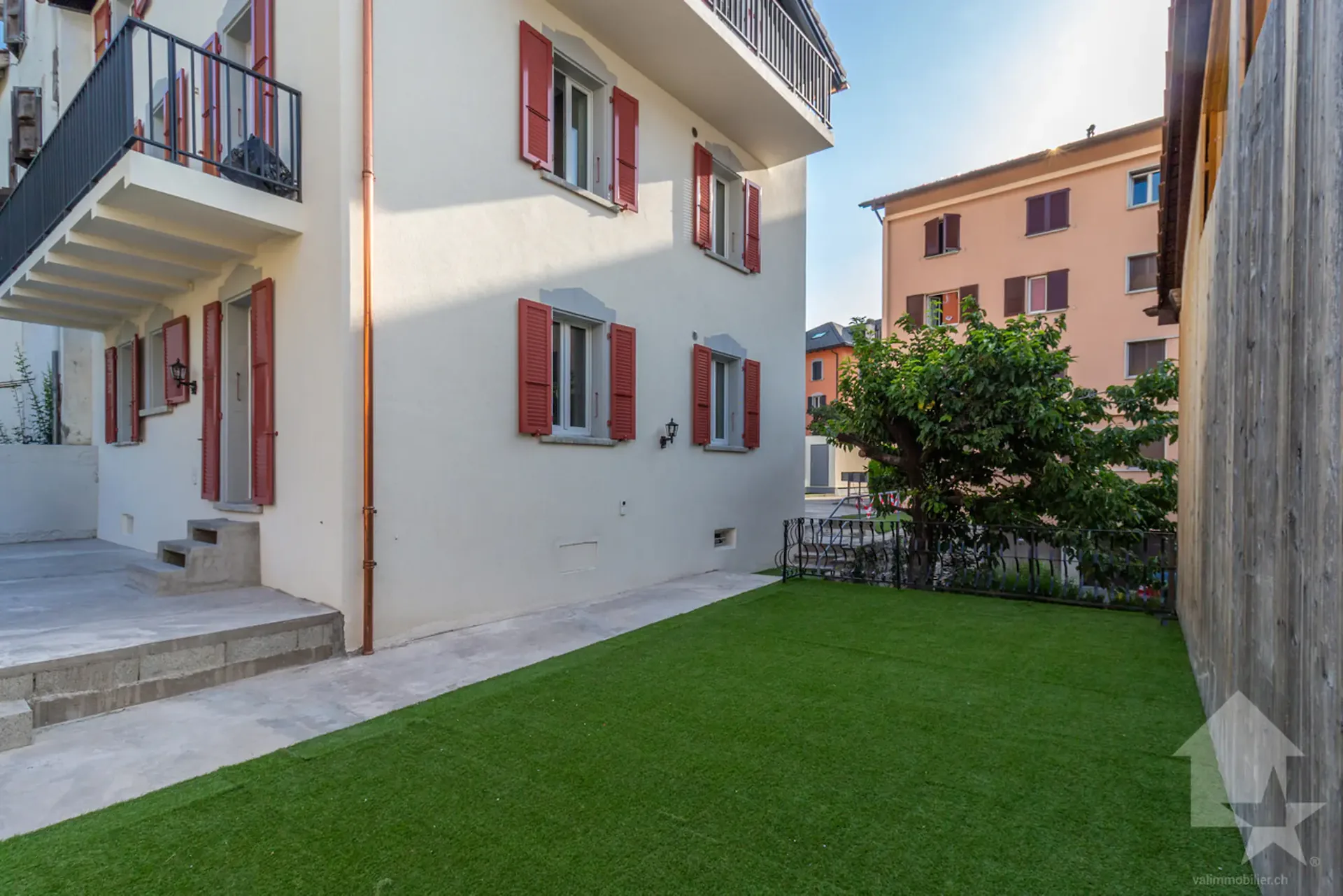 Building with three fully renovated apartments in good taste