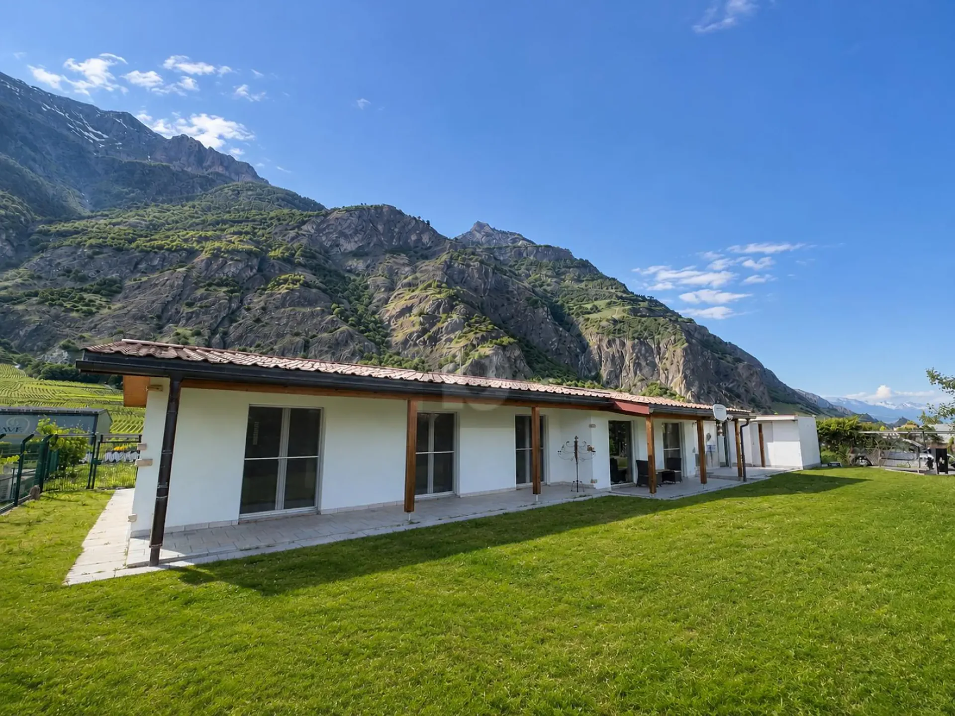 MAGNIFICENT, GROUND FLOOR, BRIGHT WITH LARGE GARDEN