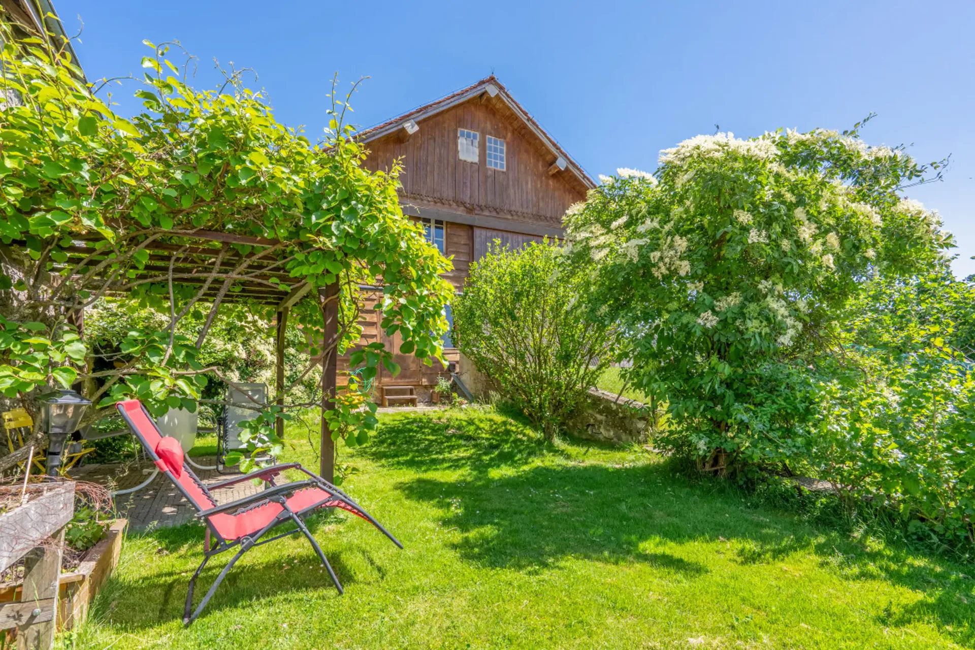 CHARM & CONVIVIALITY IN THE HEART OF PRAHINS - IDEAL FOR A FAMILY