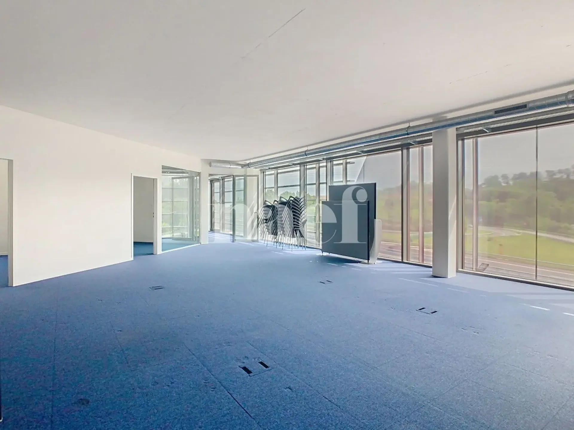 Modular offices in a recent building