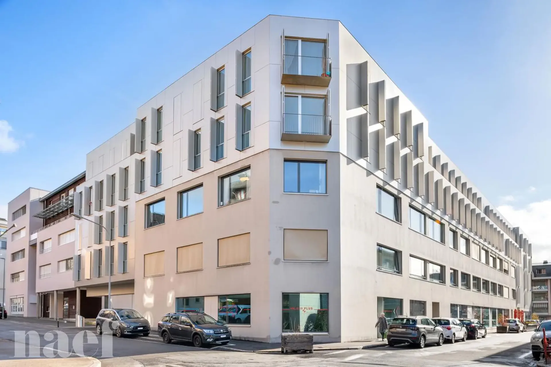 In a recent and atypical building, close to all amenities