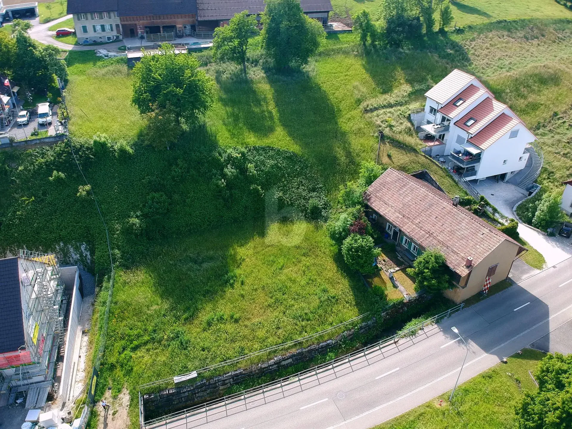 À un emplacement ensoleillé près du centre du village