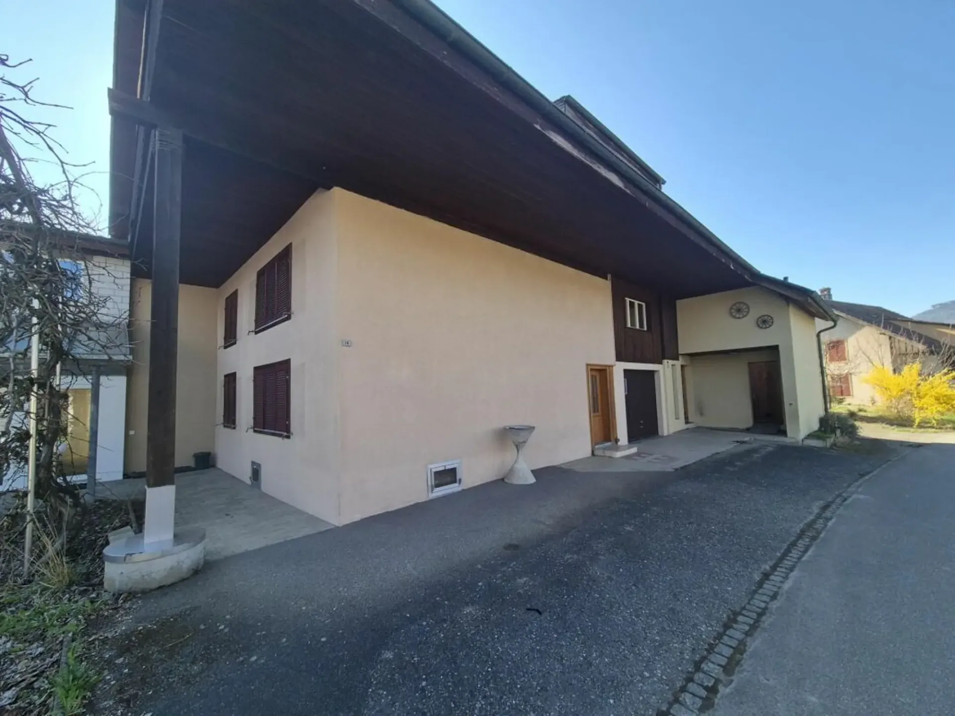 Casa su riserva di terreno edificabile (1307 m2)