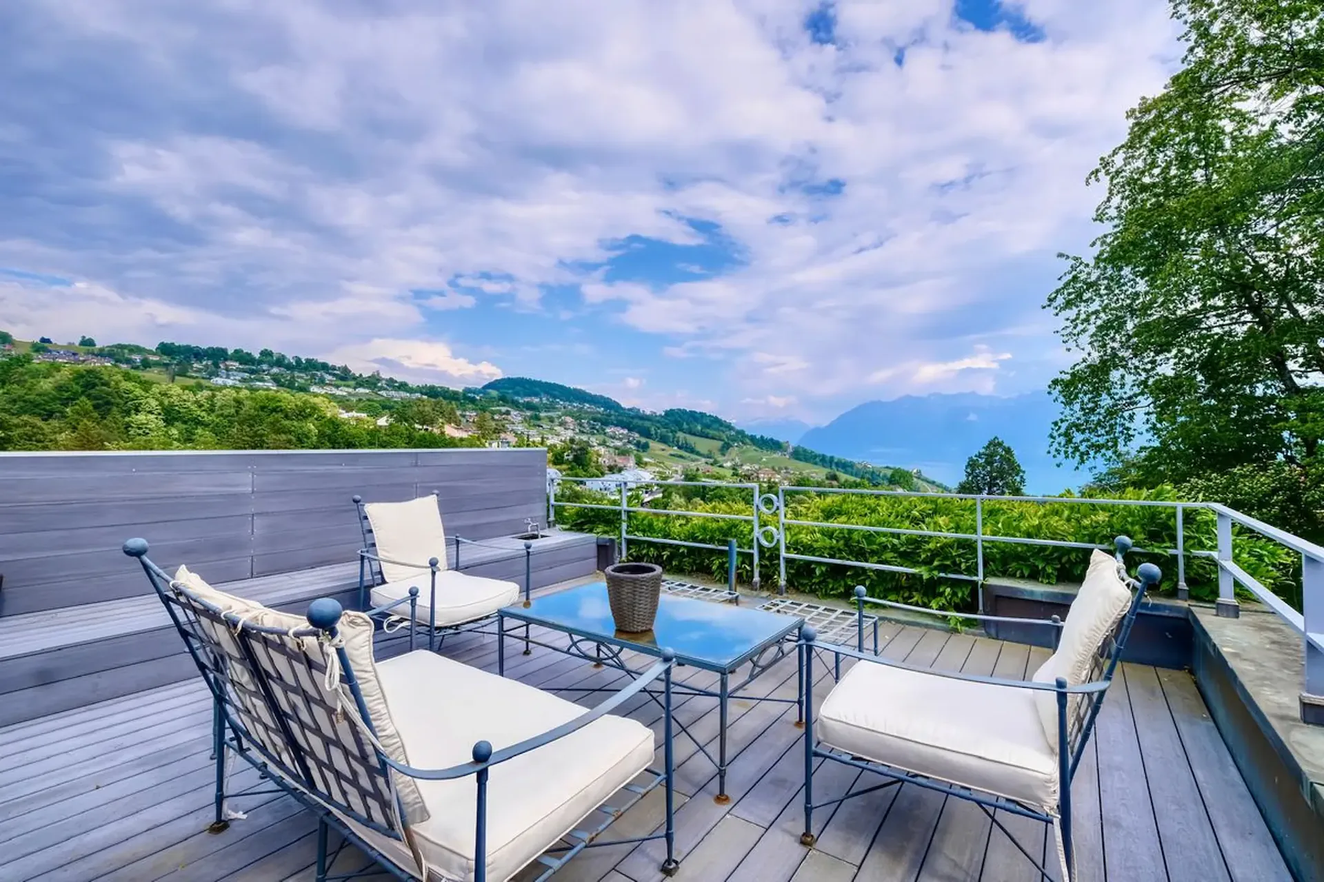 Very Beautiful Town House LAKE VIEW IN CALM