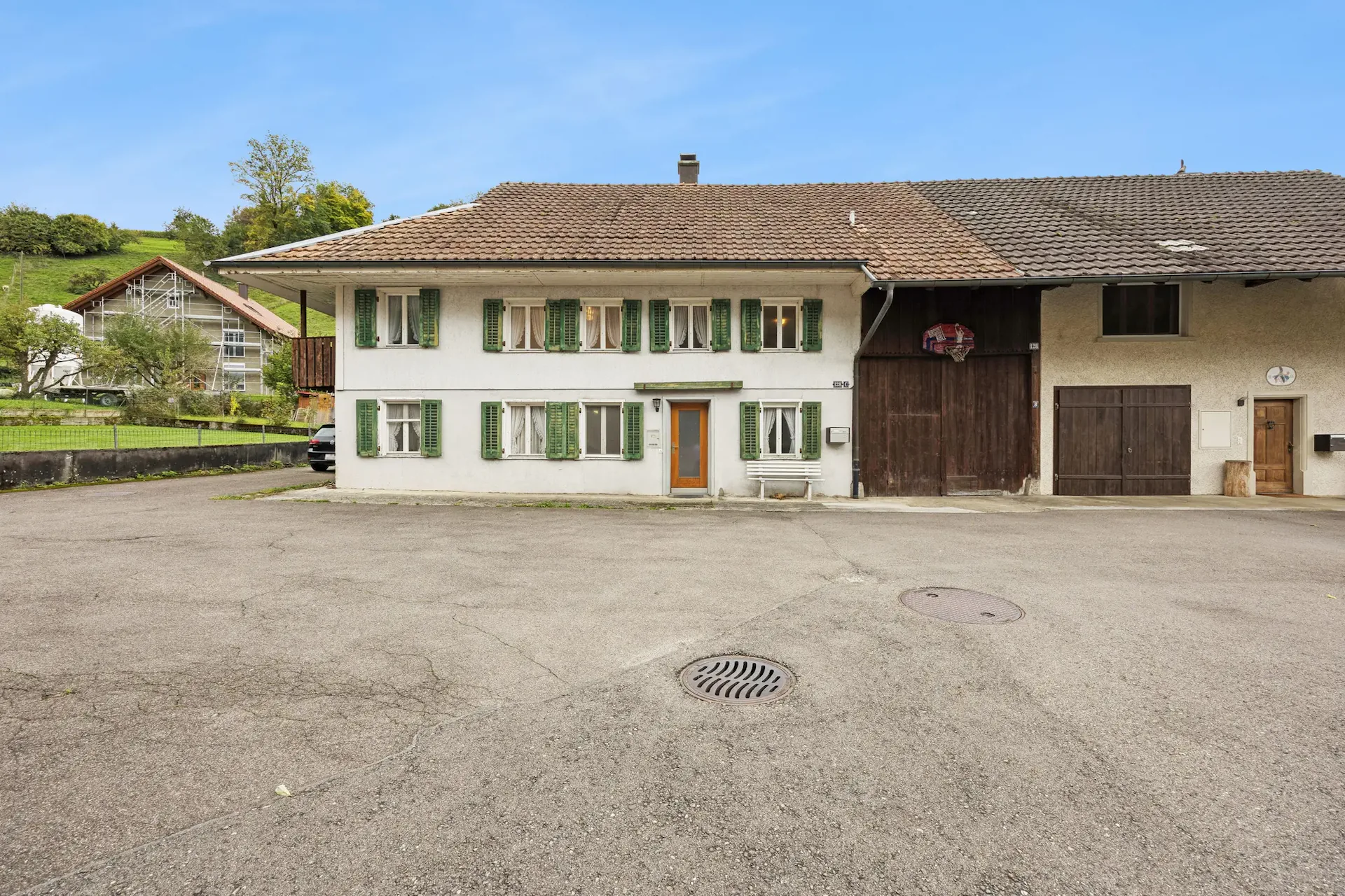 Maison spacieuse de 7 pièces à Leibstadt avec grande terrasse sur le toit et beaucoup de potentiel
