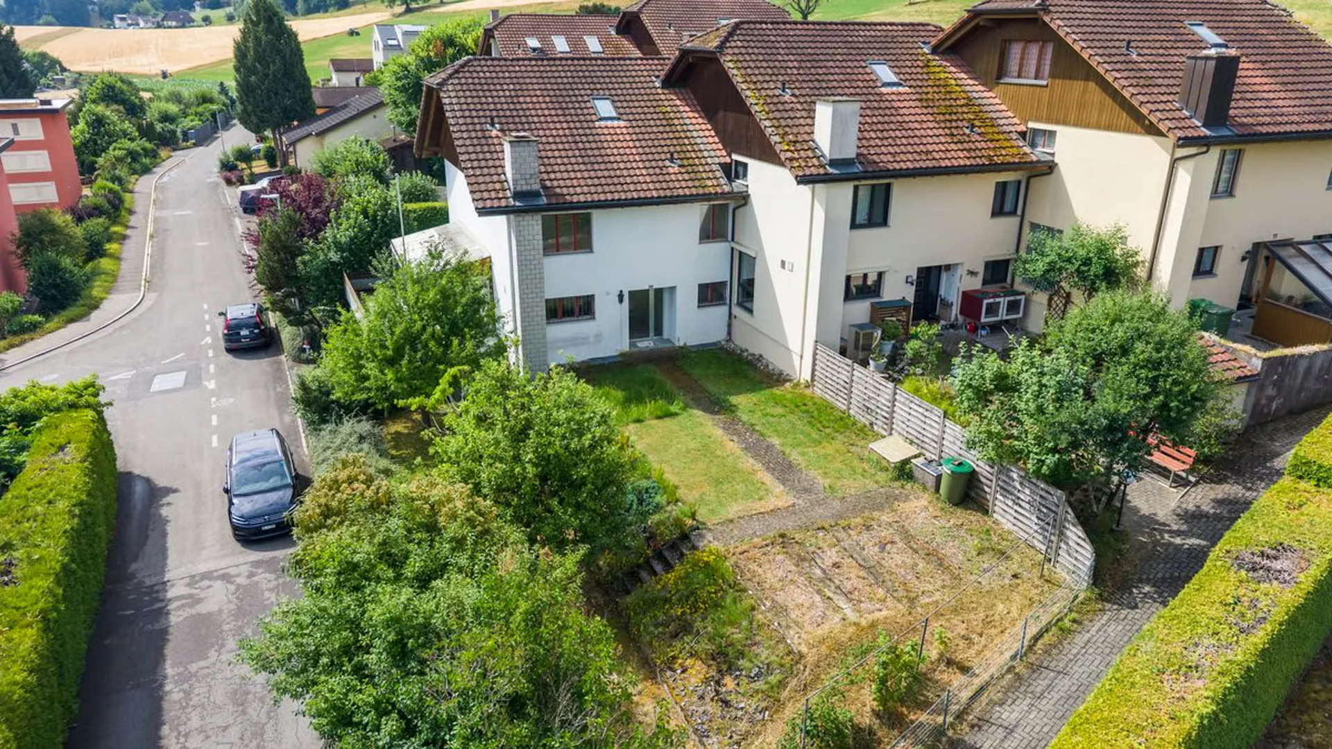 Maison mitoyenne familiale avec deux espaces de jardin et belle vue