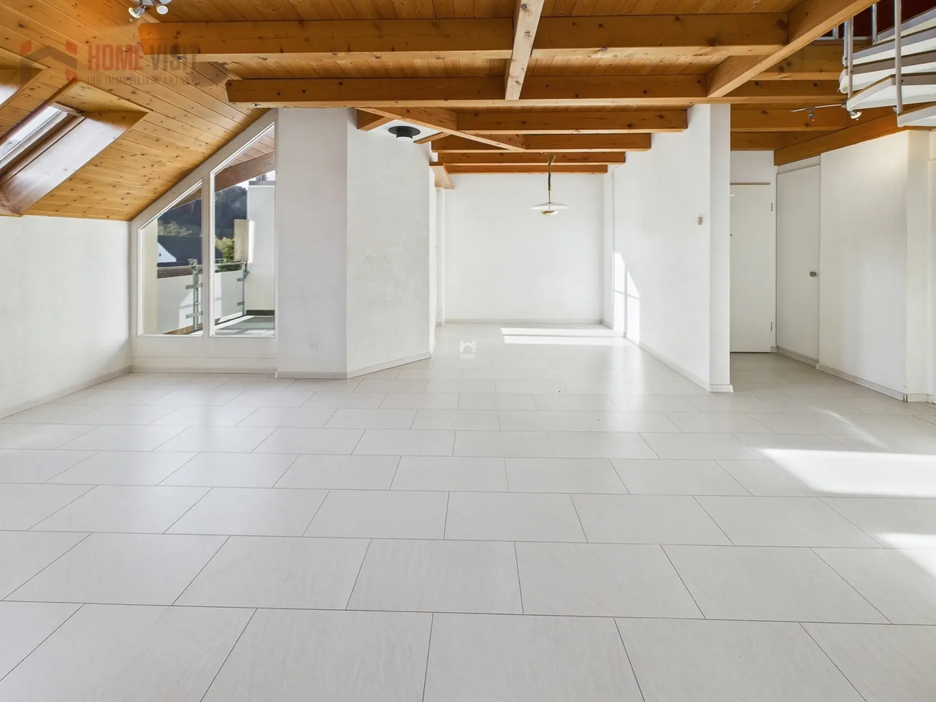 Vivre avec une vue panoramique - maisonnette avec galerie et espace de vie généreux