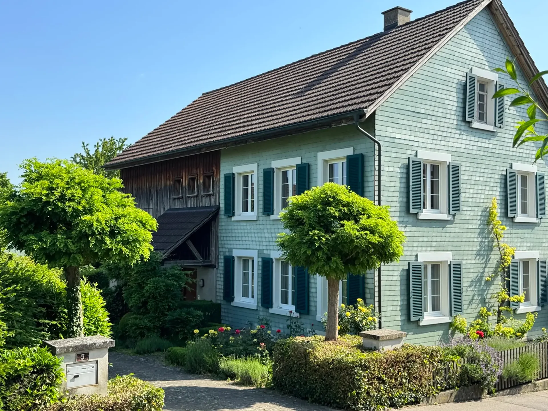 Well-maintained row house with dream garden & far-reaching views - can be expanded