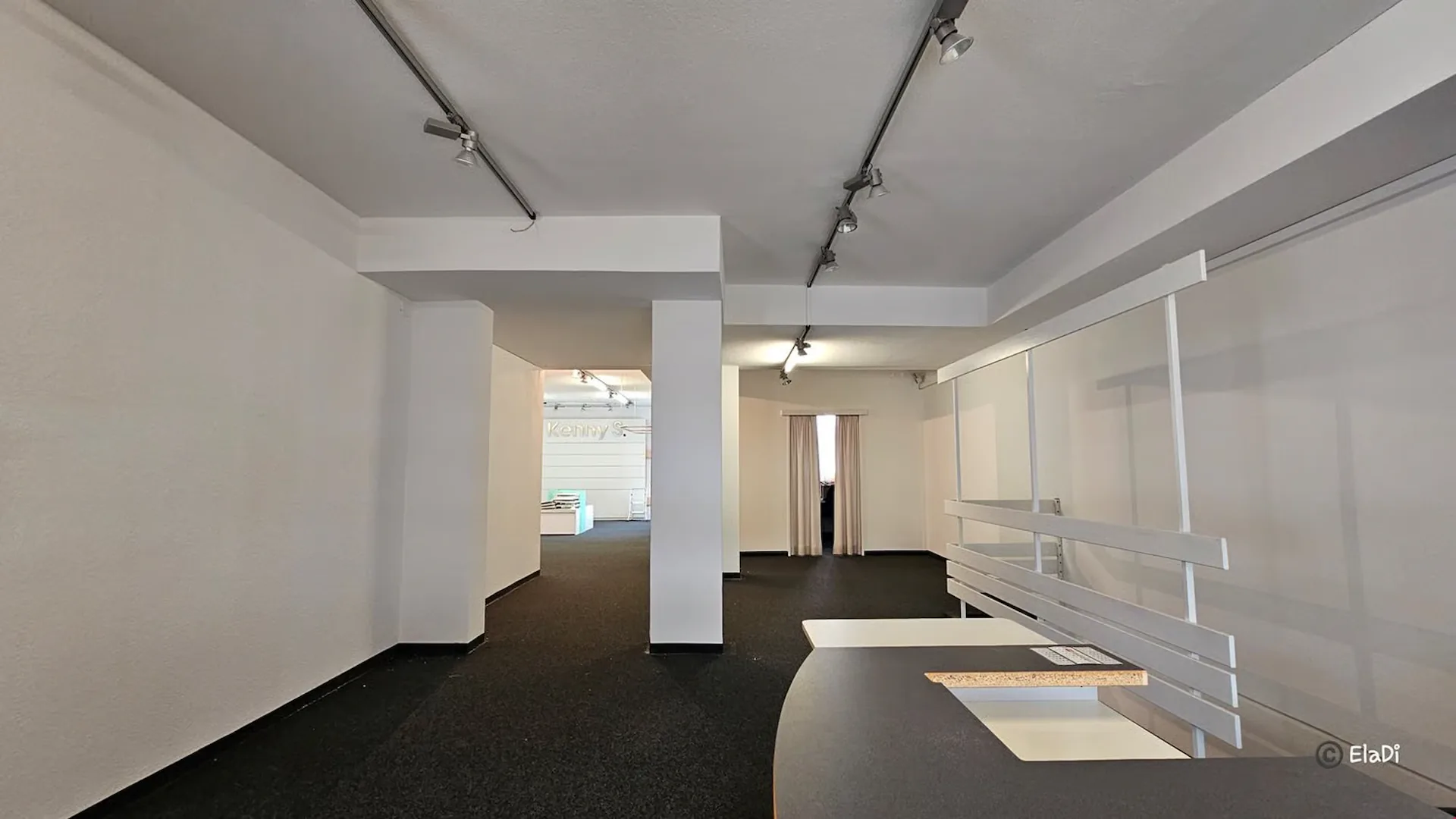 Very central commercial spaces for rent