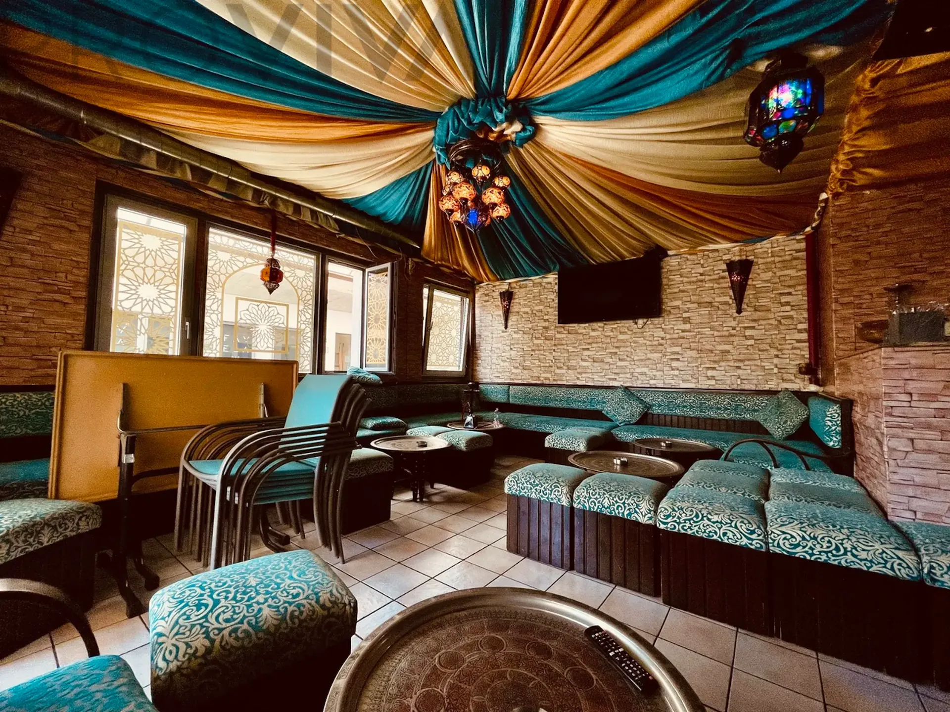 Einziges Café-Restaurant der Stadt mit einem konformen Raucherbereich