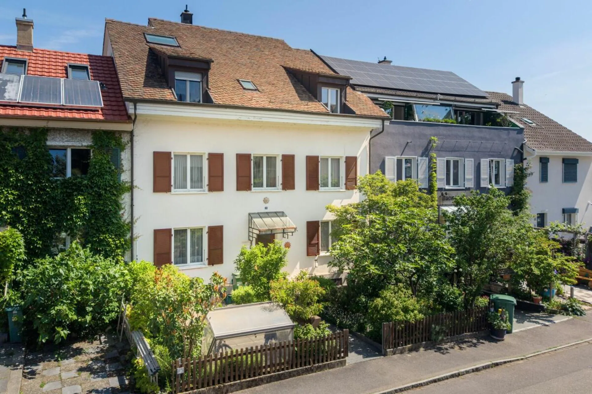 Maison de plusieurs générations charmante avec 3 appartements et 2 garages