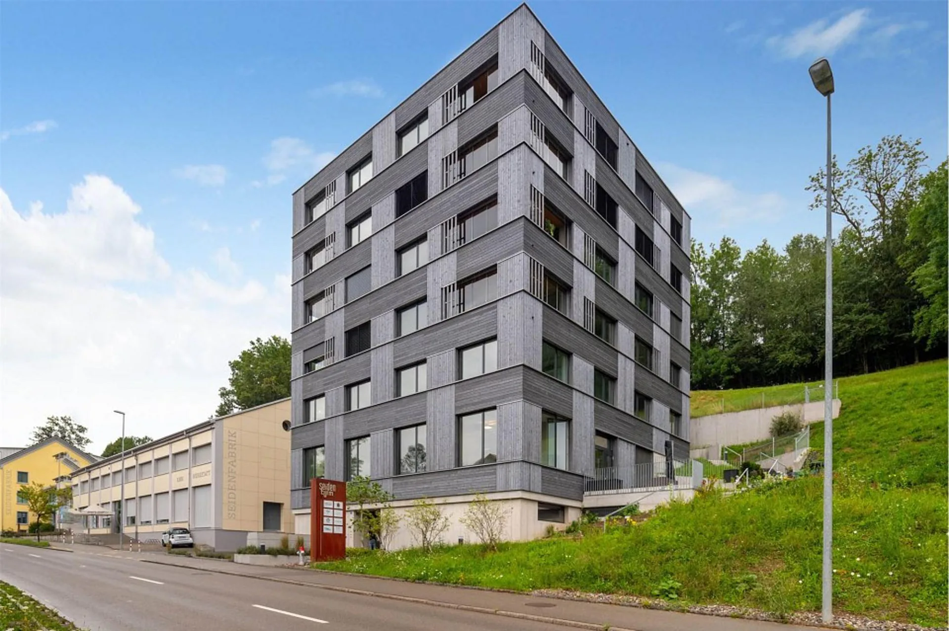 Neuwertige, moderne Wohnung mit verglaster Loggia und schöner Fernsicht