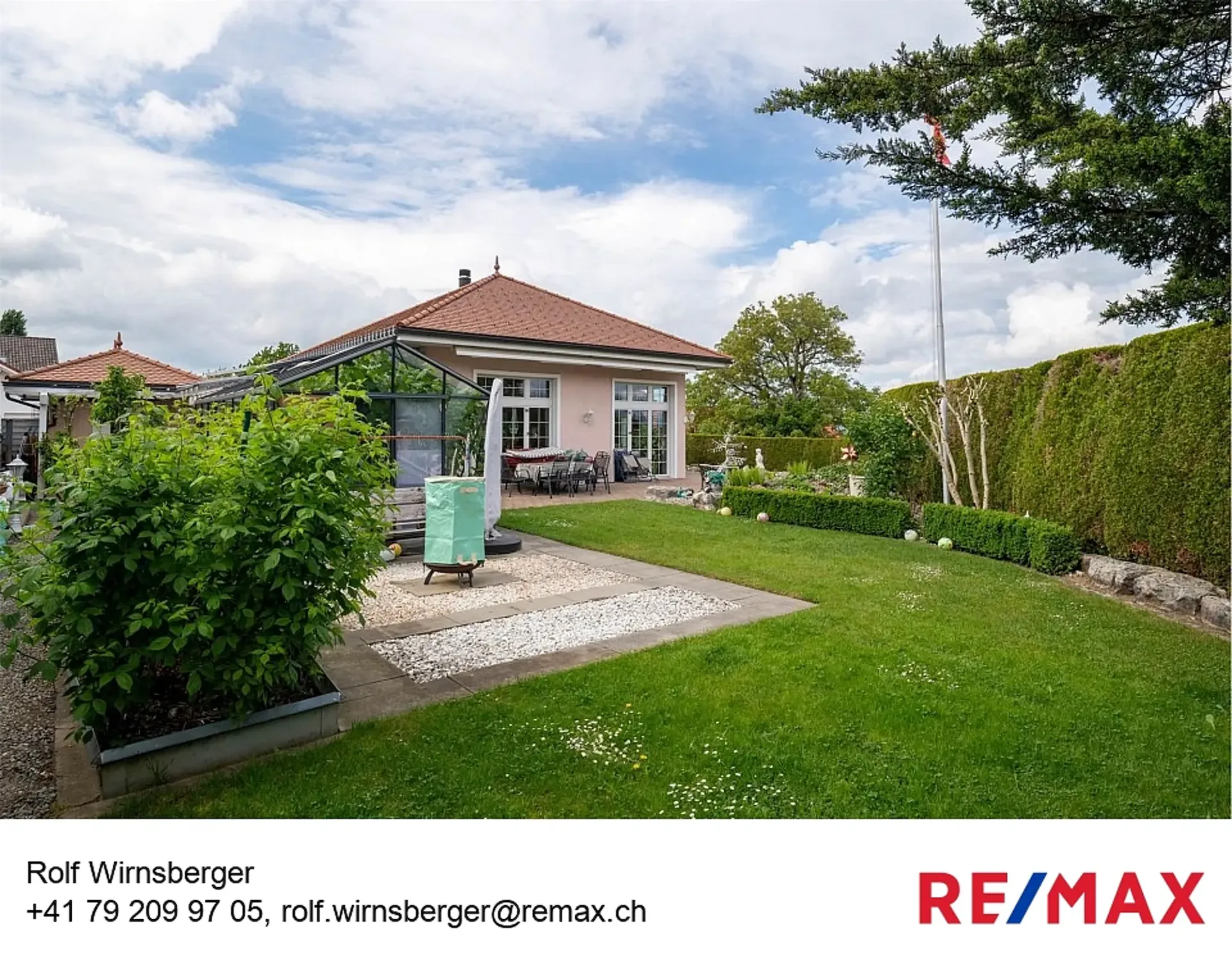 Propriété avec maison principale et annexe / bureau dans un emplacement unique
