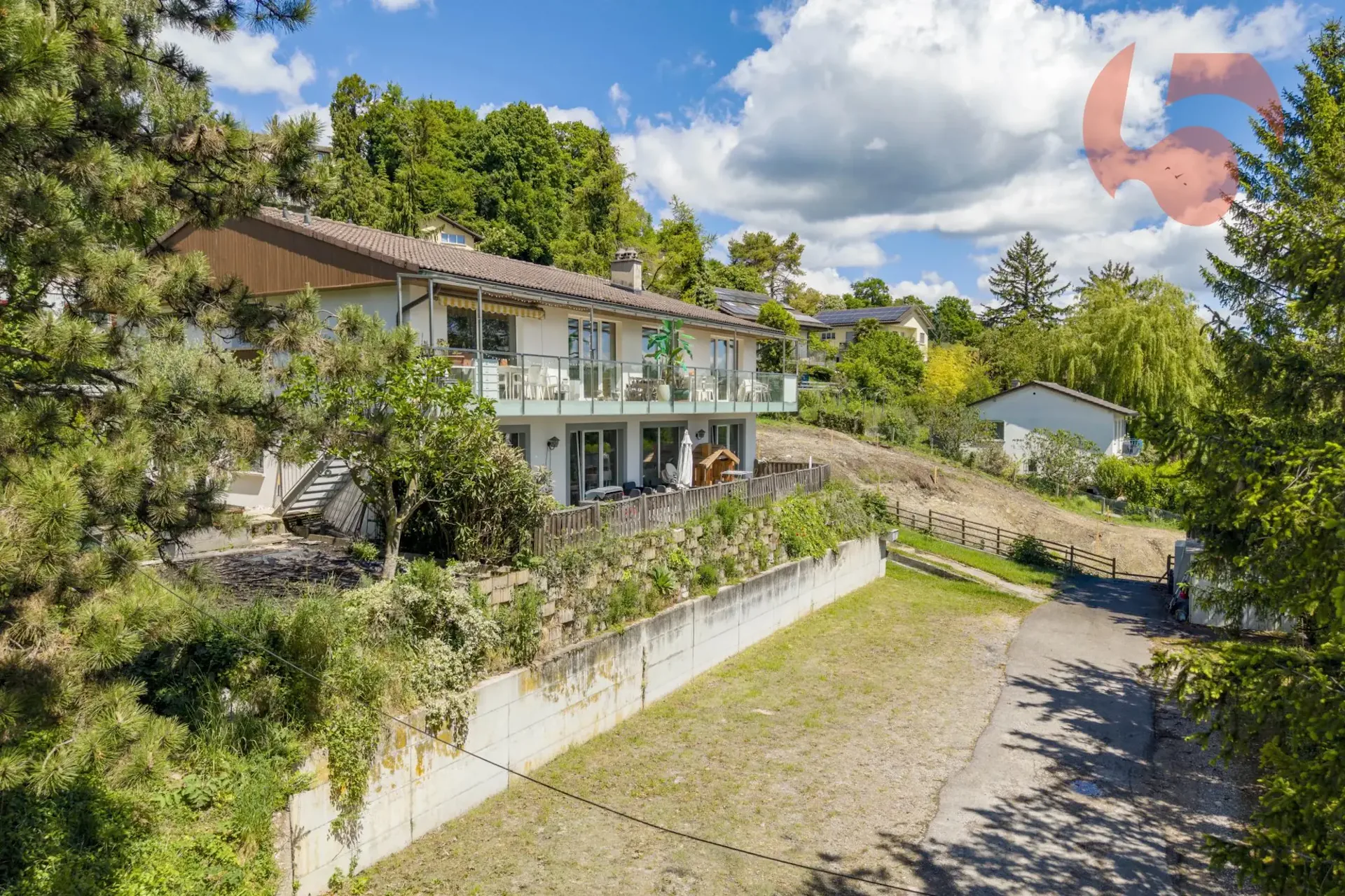 Villa indipendente con reddito locativo, a due passi dal lago
