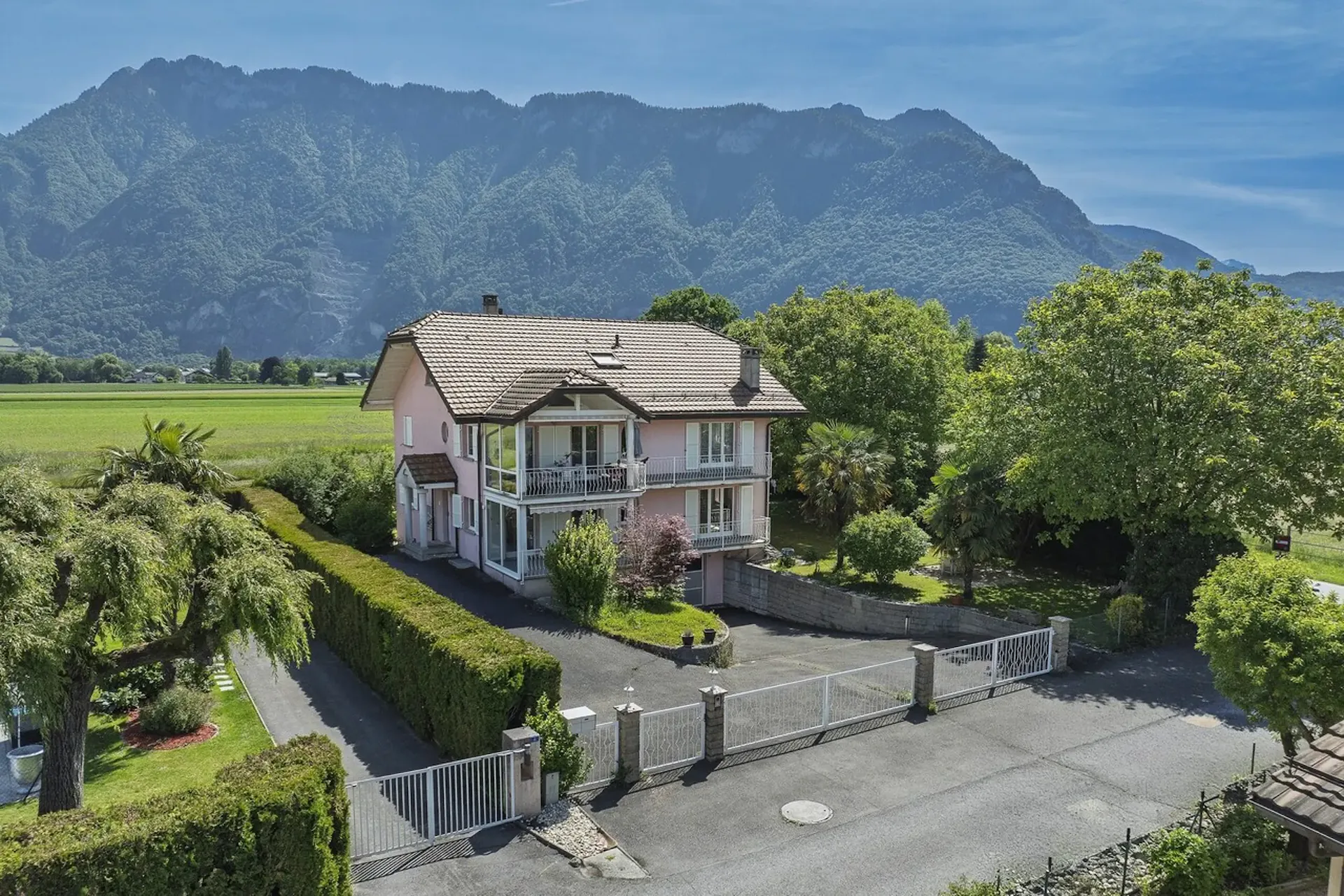 Individual villa with opportunity for 2 apartments in Noville
