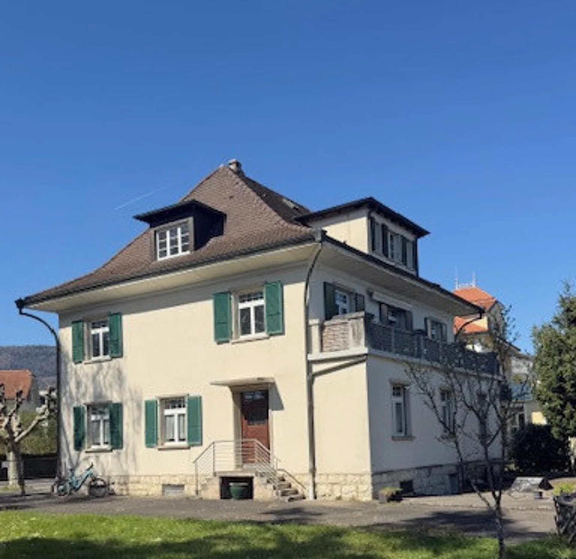 Herrliches Herrenhaus mit einem Wohnraum und einem Gewerberaum