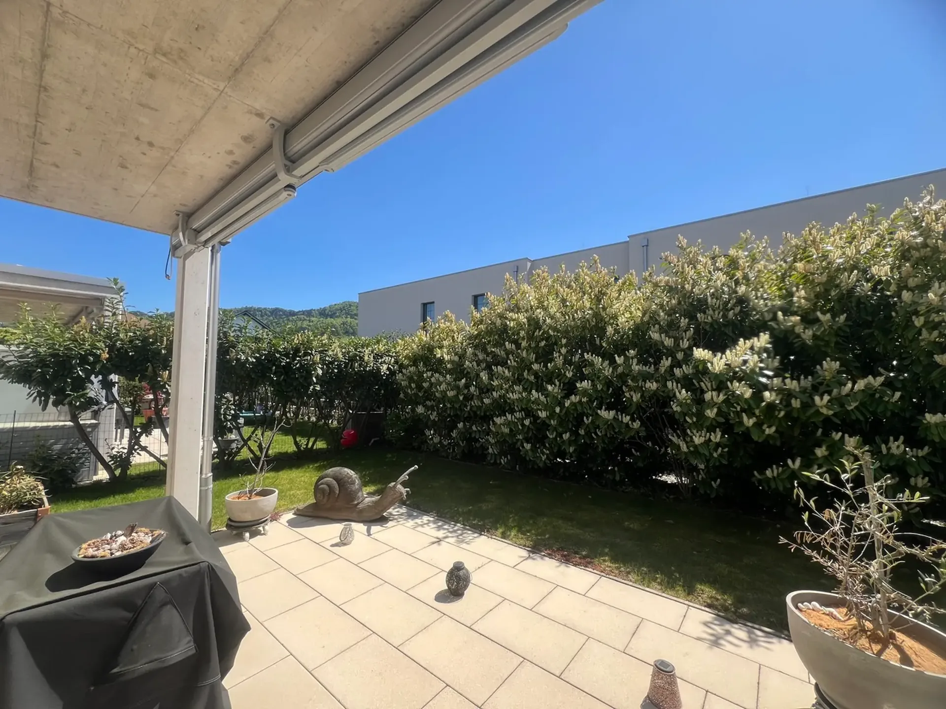 Appartement de jardin 2.5 pièces de haute qualité avec espace de stationnement et salle de loisirs